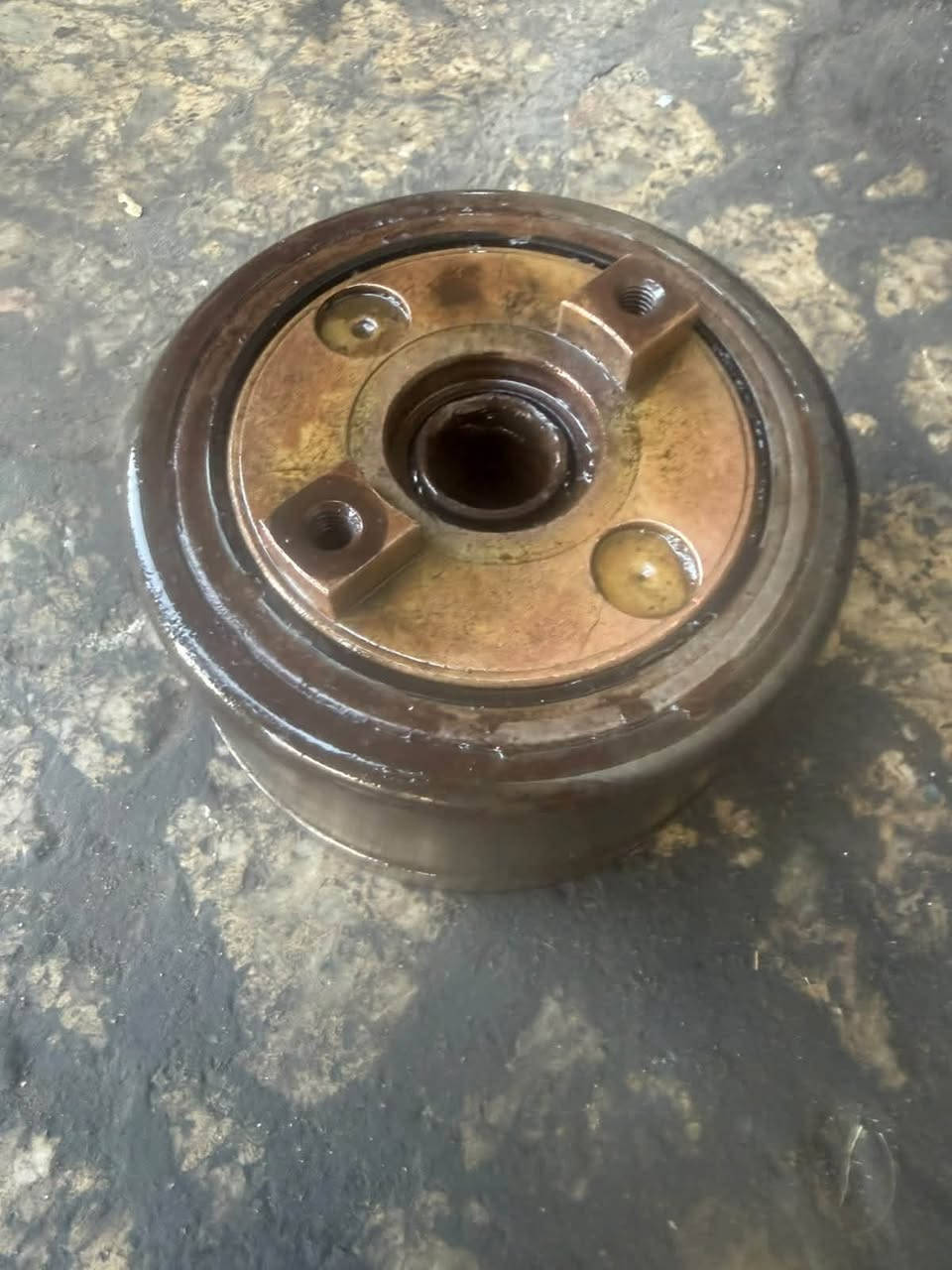 ادوات احتياطية ميسبوشي نيسان يوجد توصيل 🚚  ***********

نص مكتوب في الصور:
- واتر بم ميسيبيوشي او نيسان
- ***********
- بولي 133 شفل نيسان
- بنكة شغل نيسان 110