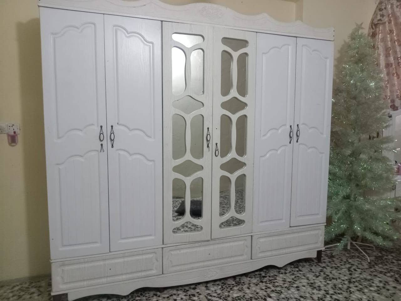 سلام عليكم غرفه نوم بيها خدوش ويدات نقص نص عمر سعرها 300 وبيها مجال /  مكيف مشتغل موسم واحد بعده جديد  سعره 300  وعندي بعد كيزر وبلازمه وثلاجه الي يريدهن مراسله خاص مكاني الامين النفط قرب المركز ***********
