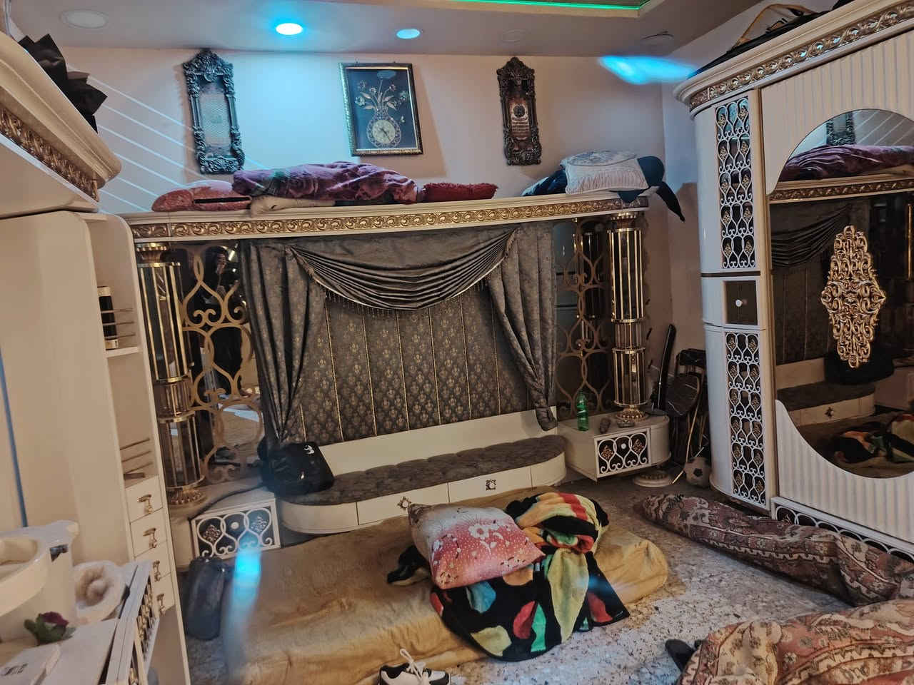 غرفه تركيه اصلي الثقيل  للبيع 
بيبان شفط  اناره غرفه اول استخدام اله محافض عليه جديده كله مثل الصور وحلا الجربايه فاتحه وضامه 
***********
