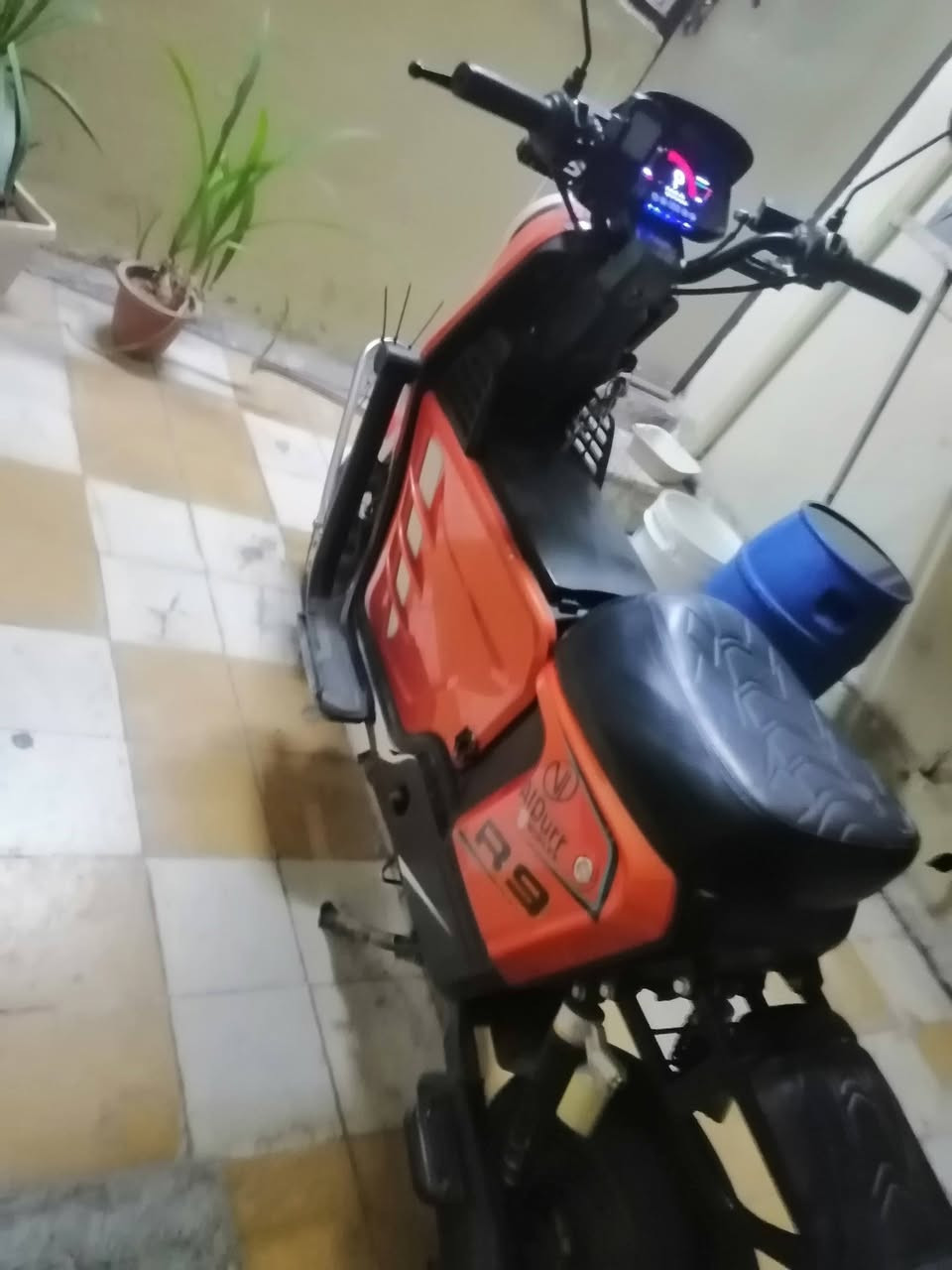 السلام عليكم ورحمة الله وبركاتة
دراجه شحن R9 
سته باتري دبل جدد
شاحنه اصليه مال سته 
تايرات طخم جدد
الدراجه كلها شغاله 
ما يرادلو كلشي 
مكان موصل ايمن 
السعر 550وبي مجال 
***********
