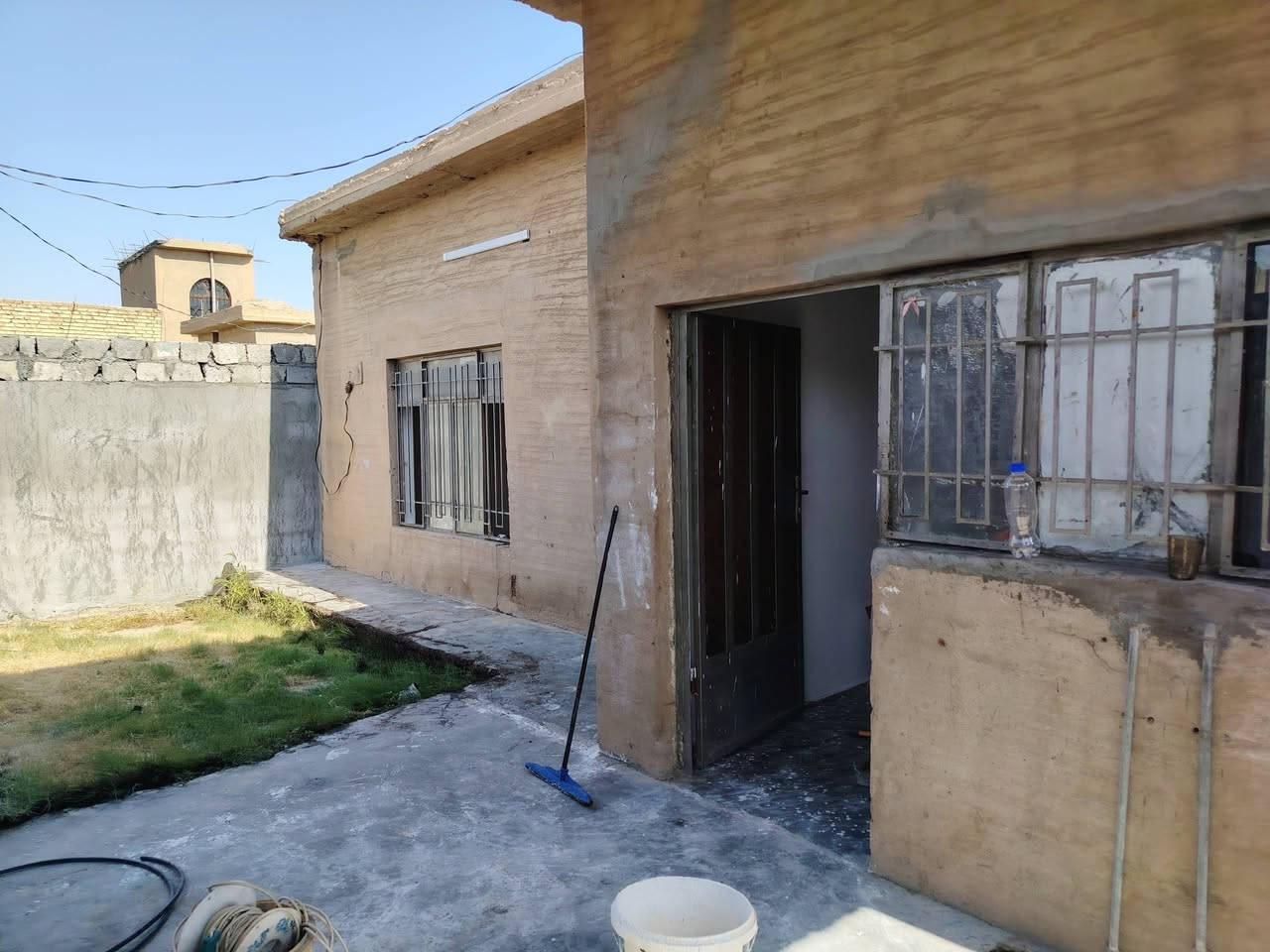 السلام عليكم للبيع بيت فلوجه جبيل قرب الجسر الثالث المساحه ٢١٣ متر طابو صرف ركن شارع ١٠ متر وشارع ٥ متر بناء قديم ومرمم جديد رابع بيت عن الخدمي مال الجسر الثالث السعر ٦٥ مليون وبيه مجال للاستفسار الاتصال *********** أثير ***********

