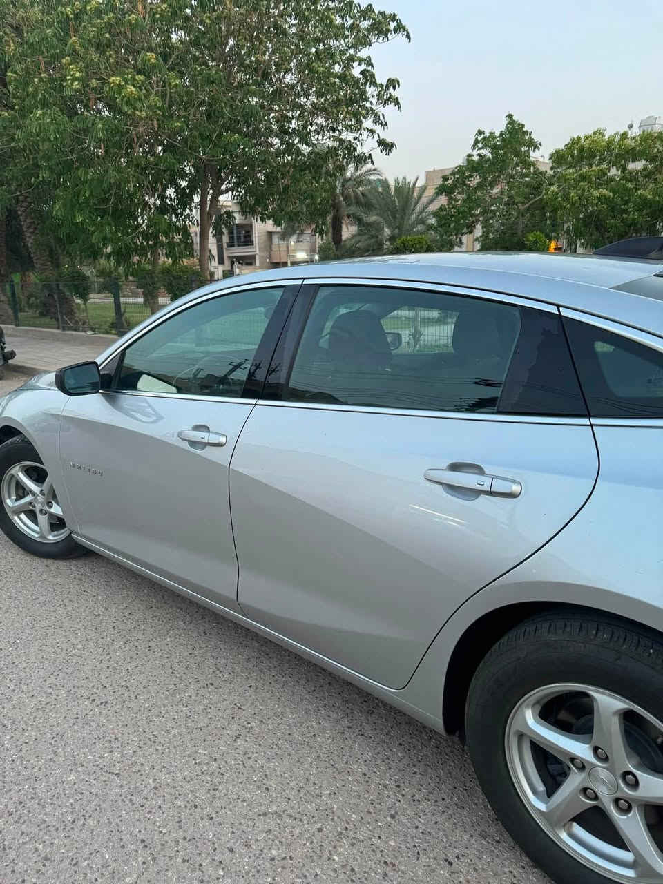سلام عليكم 
ماليبو للبيع موديل 2018 رقم بغداد الجديد بأسمي 
 السياره مواصفات LT المعروفه 
شاشه 
تحكم ستيرن
مثبت سرعه
دخول ذكي
اربع بصمات
لايت زنون اصلي
السياره جاهزه من كلشي
باتري جديد 
حداديه جديده
تايرات جديد
فيت بم جديد
السياره كامله 
ماشيه 150 الف 
حادثه // هلال مال رقم الخلفي صبغ فقط ودعاميات وهنانه بارد بسيط باب بصف السايق ومبدل محرك جديد زيرو 
السعر 106 ورقه وبيها مجال بسيط
رقم ***********
