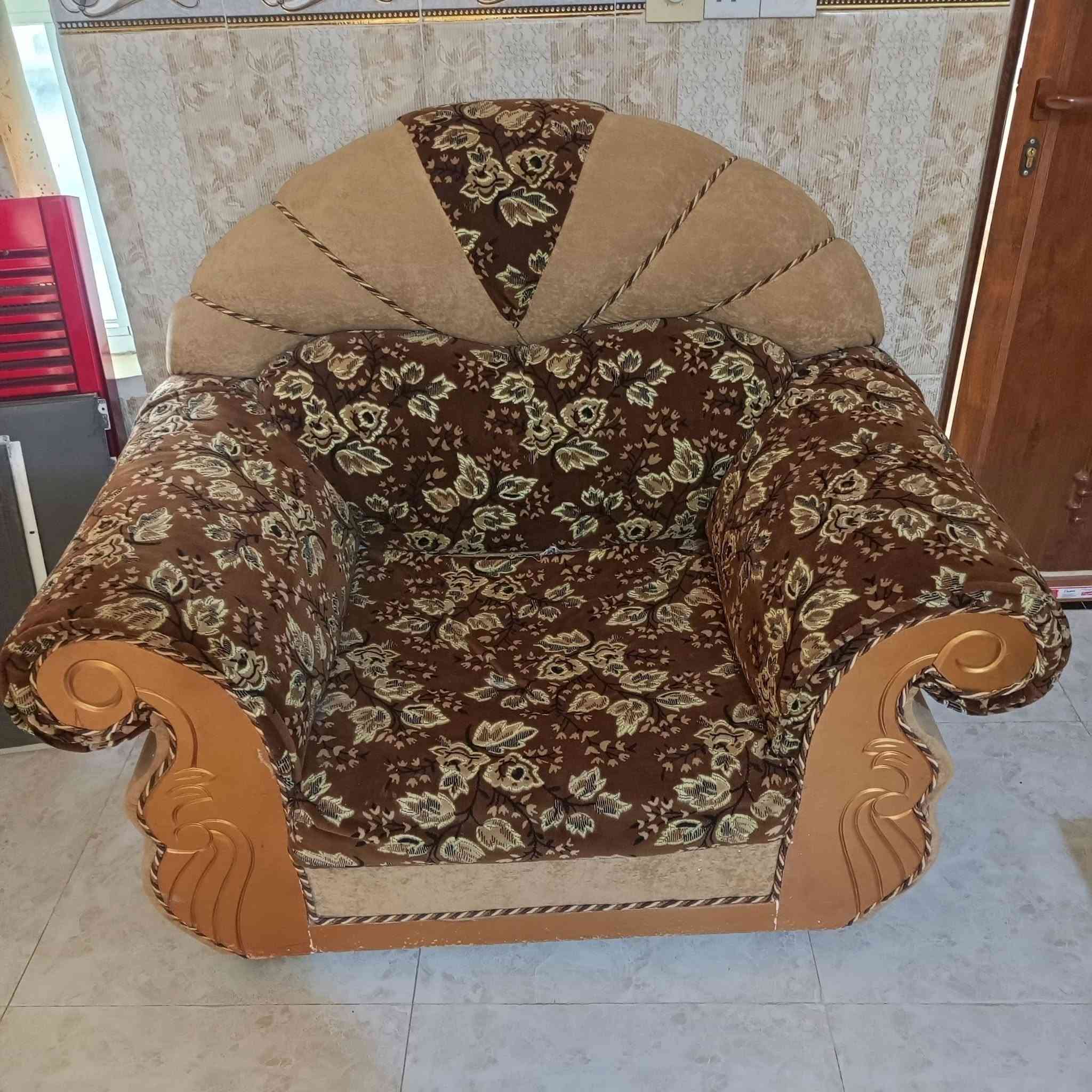 ياالله
السلام عليكم 
تخم ملكي ثقيل تسكام للبيع 
5قطع كرسي عدد2 وقنفه كبيره عدد 1
وقنفه ام النفرين عدد 2 نضيف وما يحتاج اي صيانه 
***********
السعر 275وبي مجال
