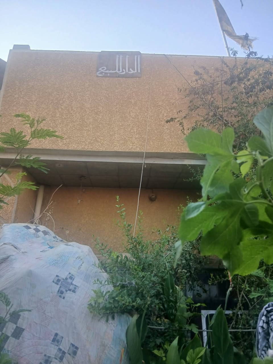 السلام عليكم دار للبيع طابو سكني مساحة 200 متر الواجهة 10 النزال 20 وصاحب السند موجود وحاضر للتحويل العنوان المعوقين كراج الوازات مقابيل الفرن ثاني فرع للاستفسار الاتصال على الرقم ***********
