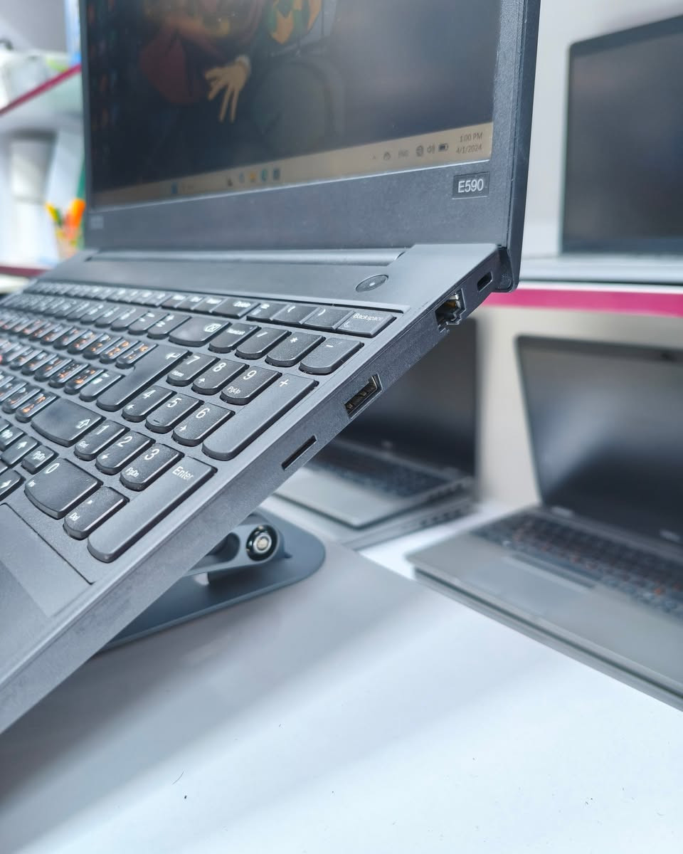 💻 لمحبين أجهزة Lenovo… هذا الـ ThinkPad إلكم 👌
​Lenovo ThinkPad E590
​▪️ Core i5 الجيل الثامن U
▪️ RAM 8GB DDR4 (قابل للتطوير)
▪️ SSD 256GB (قابل للتطوير)
▪️ شاشة 15.6” FHD
▪️ كرت شاشة انتل 4GB
​💰 300 ألف دينار فقط
​🎁 شاحن أصلي + حقيبة لابتوب + ماوس + ماوس باد
🛡️ استبدال 30 يوم في حال وجود أي عطل
​📍 لابتوبيا — بغداد، الأمين الثانية، شارع سكينة
📲 واتساب: ***********
​راسلنا واتساب للحجز والاستفسار.
