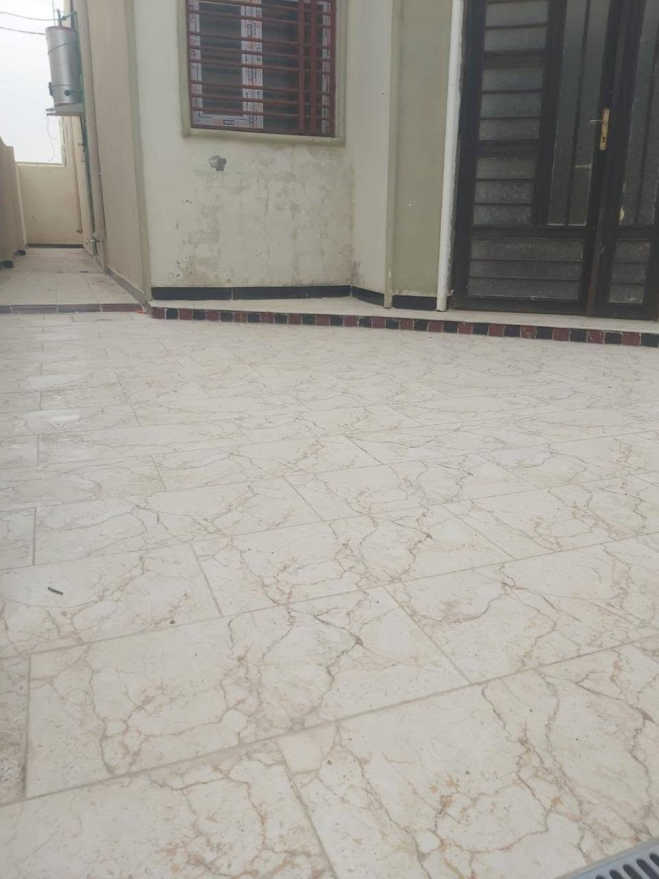 للبيع بيت جاهز للسكن في مجمع العميد السكني في الموحيه خلف مدرسه الكفيل  
المساحه الكلية 200 م 

بناء ١٥٠ م 

غرفتين وصاله واستقبال ومطبخ ومجموعه صحيه كامله  والمخزن فوك

ماء مجاري شوارع تبليط

السعر 230

البيت مطلوب ٧٥  ينزل من السعر 

***********
