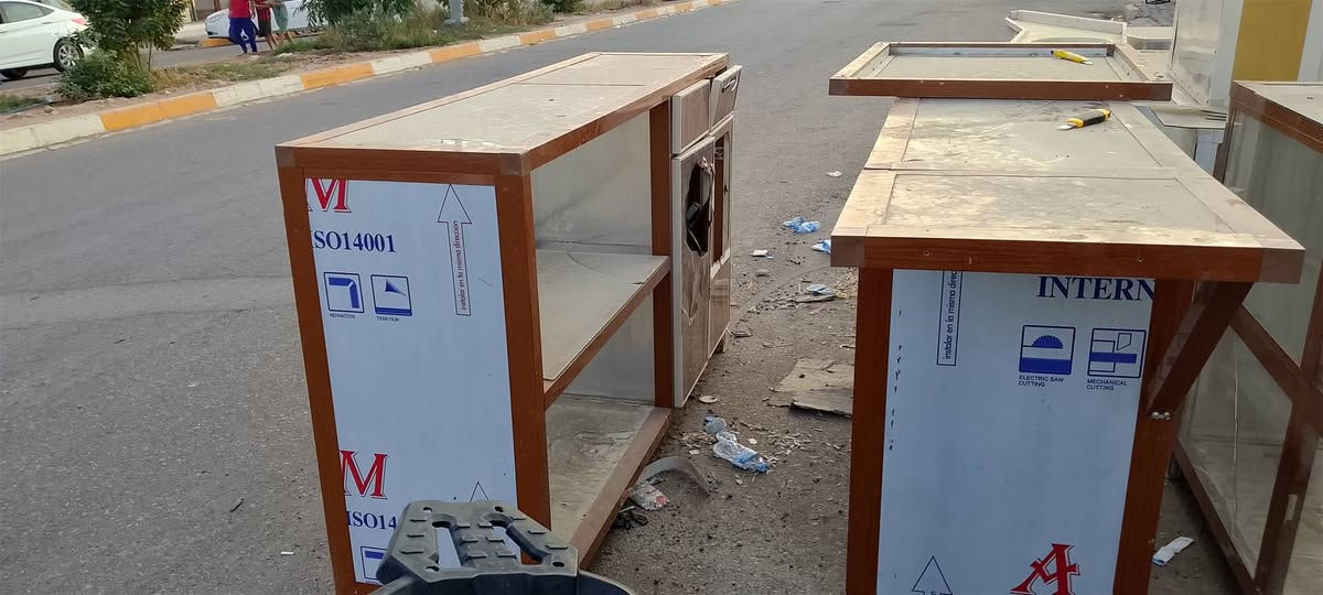 میز مال محل المنیوم 
کاونتر و ملحق و زاویە للبیع 
***********
