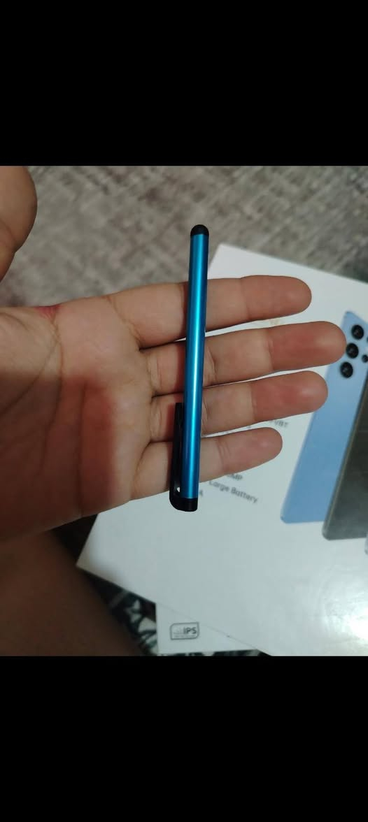 مواصفاته حسب العلبة والإعلانات المطابقة
الشاشة: 10.1 إنچ IPS LCD.
النظام: مكتوب على العلبة Android 15.
المعالج: Quad Core، يعني 4 أنوية.
الذاكرة: مكتوب 18GB RAM + 512GB تخزين.
الشبكة: 5G + شريحتين SIM + Wi-Fi + Bluetooth.
الكاميرات: 8MP أمامية و13MP خلفية حسب بعض القوائم المطابقة. 
الشحن: 5V/2A.
ويأتي عادةً مع كيبورد، ماوس، قلم وغطاء حسب
سعره ٧٥بي مجال مكاني بغداد حي العامل
