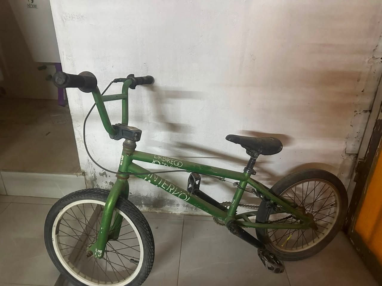 بايسكل BMX كلش قوي حجم زغير لون اخضر ماركه البايسكل مكانه البصره ابو الخصيب***********
