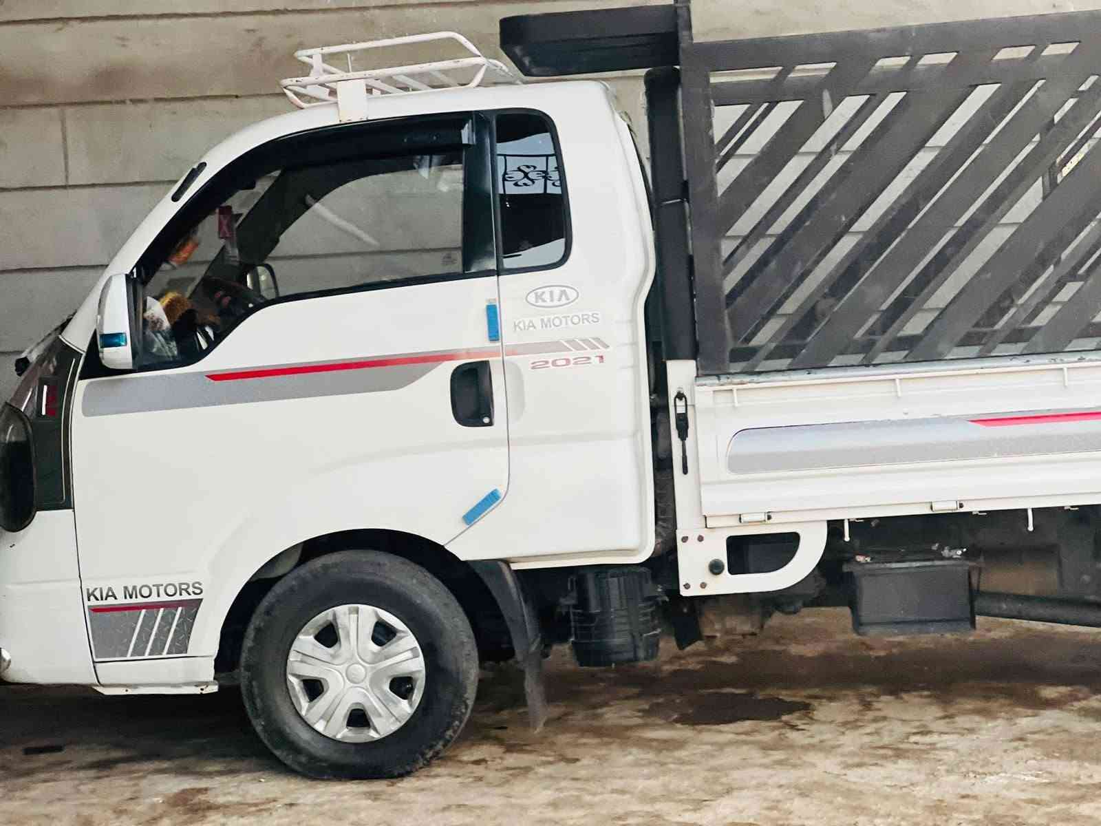 كيه ٢٠١٩ بيها باب السايق بدل وشويه صبغات بل مصطره محرك وكير مكفوله رقم واسط انكليزي بسامينه محجره تخم تاير جاهزه السعر ١٠٧ وبيها مجال لشراي مكان السياره واسط صويره ***********
