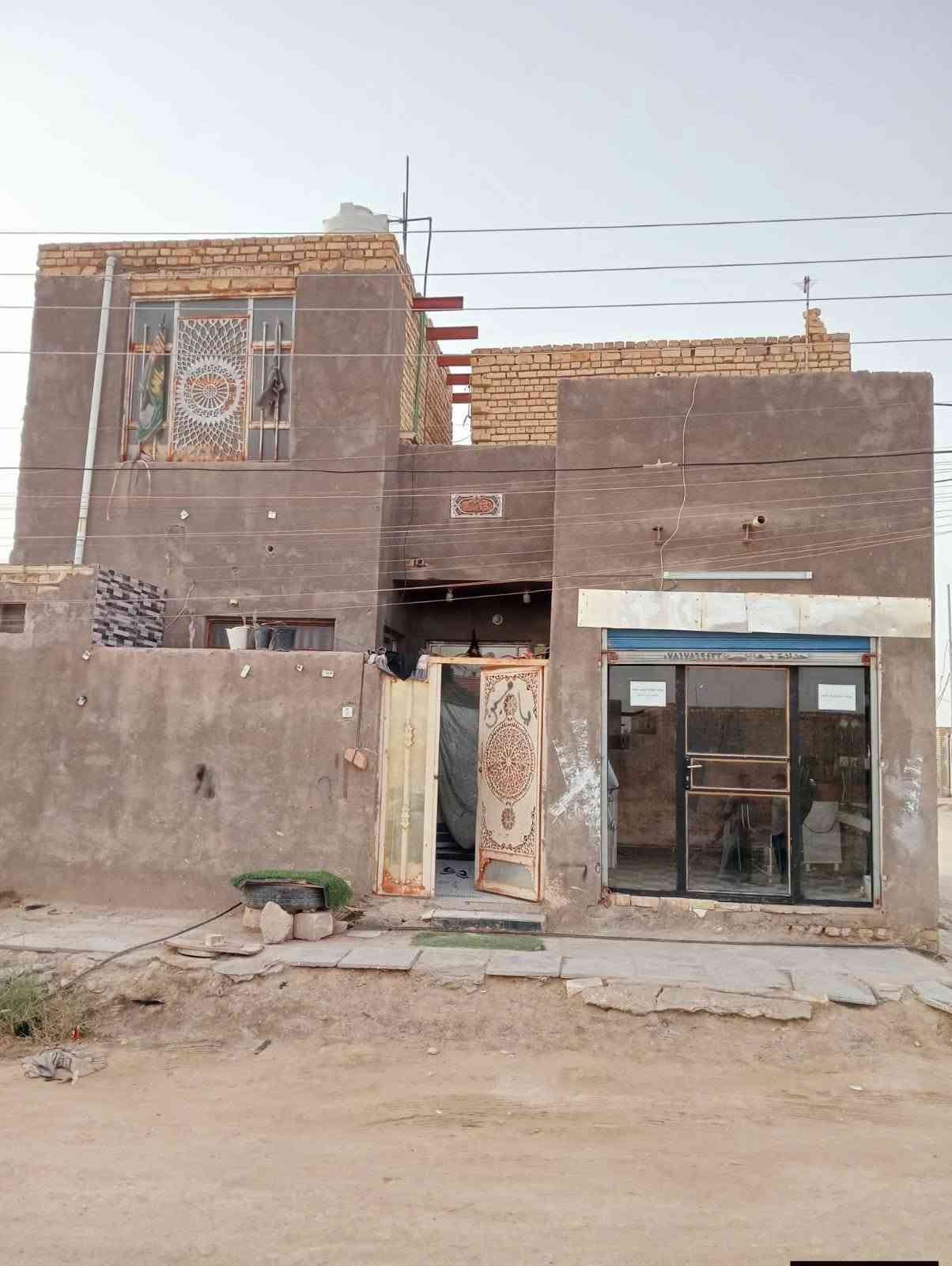 السلام عليكم اخوان بيت زراعي للبيع المساحه 120 البناء بلوك خدمات كامله البيت يتكون من غرفتين ودوانيه ومطبخ وغرفه قاط ثاني البيت نزله ابو كامل الرئيسيه مقابل النزله الاولى مال حي الجوادين الاستفسار على الرقم او واتساب ***********
