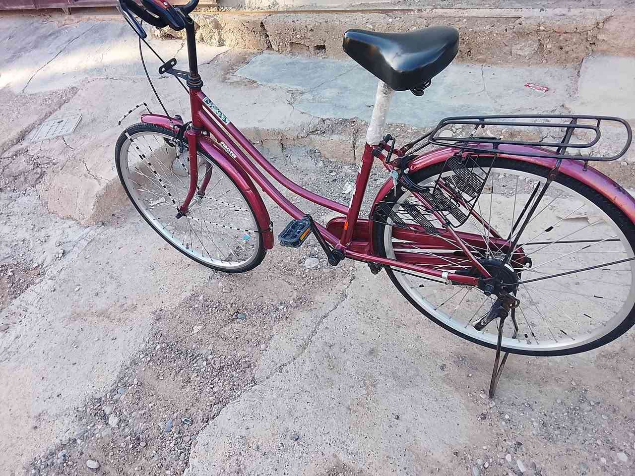 للبيع بايسكل نظيف اي عيب ما ابي حجم 26 اللي يريد يجيني خاصه او يخابرني على الرقم***********
