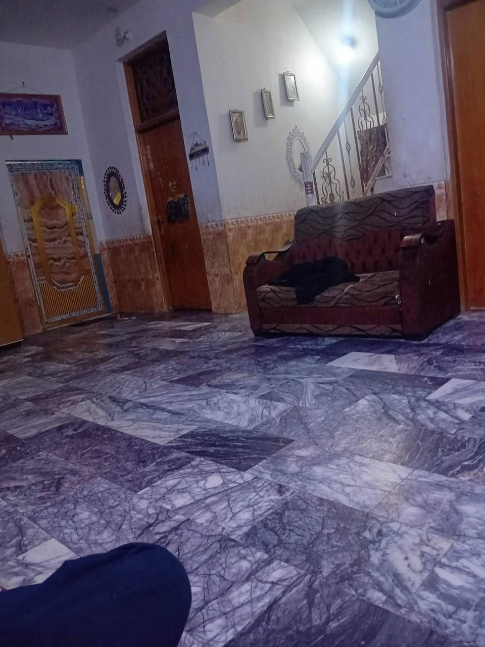 بيت للبيع 🏫حديث م 225  طابقين بشارع الموقع جليل فضيل 📍مقابيل مجمع الورده البيضاء
#يرهم مراوس مع فرق بيت كله شغل درجة أولى

يتكون من غرف نوم  عدد2
استقبال صاله مطبخ صحيات خارجيه وداخليه ارضيه مرمر
طابقين ثاني غرف نوم عدد4
صاله مع صحيات ارضيه مرمر
كافه الخدمات متوفره  بناء 2017
جاهز ع اخر حبايه للسكن 
#السعر 250وبي مجال للشراي
الوسيط العقاري
***********☎
عندك عقار تريد تعرضه عليك بس دز تفاصيل والباقي علينه
