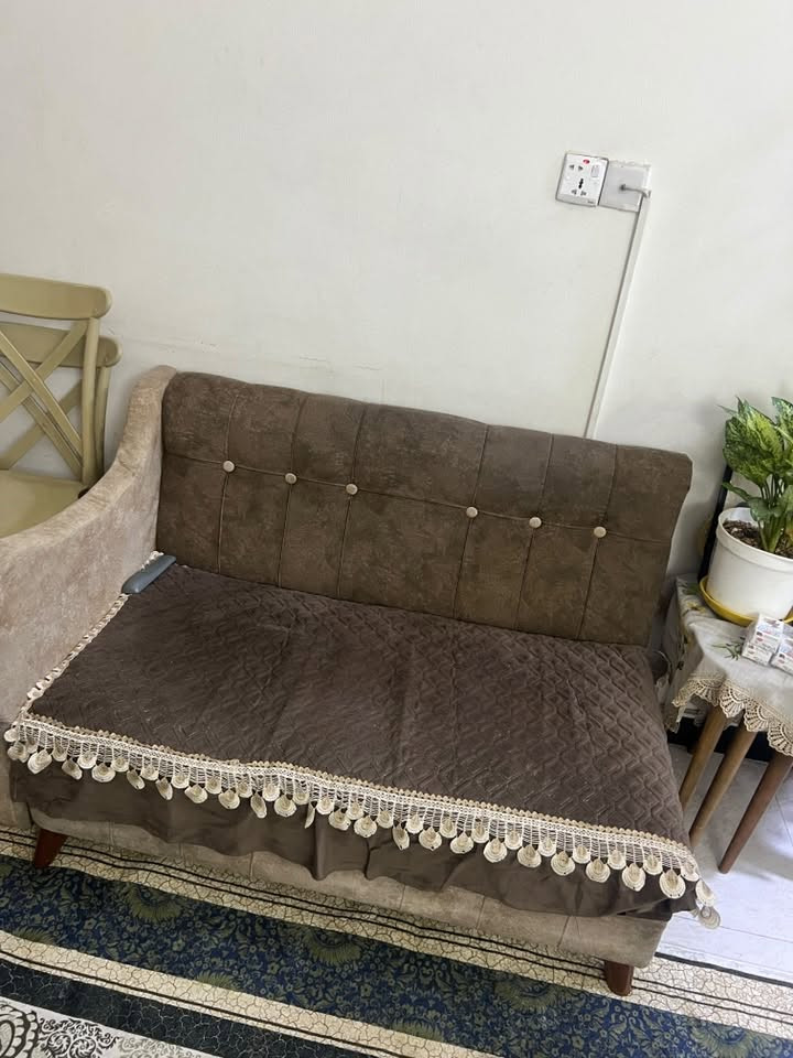 ديوان • ١٤ مقعد • خشب