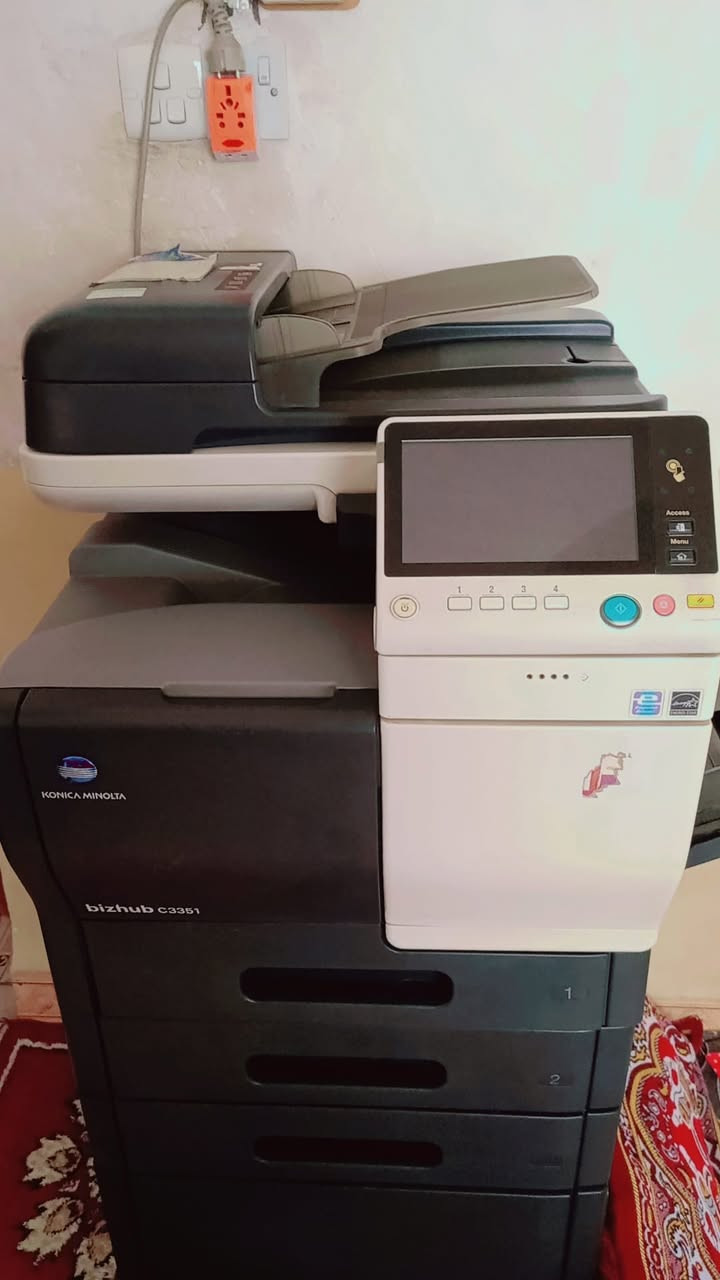 السلام عليكم 💙
طابعة 
 | Konica Minolta bizhub C3351 🖨️
طابعة وناسخة وسكانر ملونة احترافية من شركة Konica Minolta، موديل bizhub C3351.

🔹 طباعة ملون + أسود وأبيض
🔹 سرعة تصل إلى 35 صفحة بالدقيقة
🔹 دقة طباعة تصل إلى 1200×1200 dpi
🔹 نسخ + سكانر + طباعة
🔹 طباعة وجهين أوتوماتيك
🔹 شاشة لمس ملونة
🔹 تدعم الطباعة والسكان عبر الشبكة وUSB
🔹 سعة ورق ممتازة ومناسبة للمكاتب والمكتبات
🔹 جهاز عملي وقوي للاستخدام التجاري والمكتبي
🔹 صناعة Konica Minolta المعروفة بالجودة والتحمل
ملحقات كاملة حته احبار وياها الطابعة تحتاج تنظيف اشوية بس نهائياً ما بيها شي 
📌 الموديل: bizhub C3351
📌 الحالة: مستعملة
السعر 350 الف مع التوصيل ✅

ملاحظة * هاي الطابعة الي يحب يحجزها توصيل لازم يدفع اعتماد 10 لان بيها مخاطره اذا صارت راجع تتكسر 🙏  

رقمي *********** واتساب
📍 عنواني محافظة واسط
توصيل موجود لجميع المحافظات مجاني ✅
