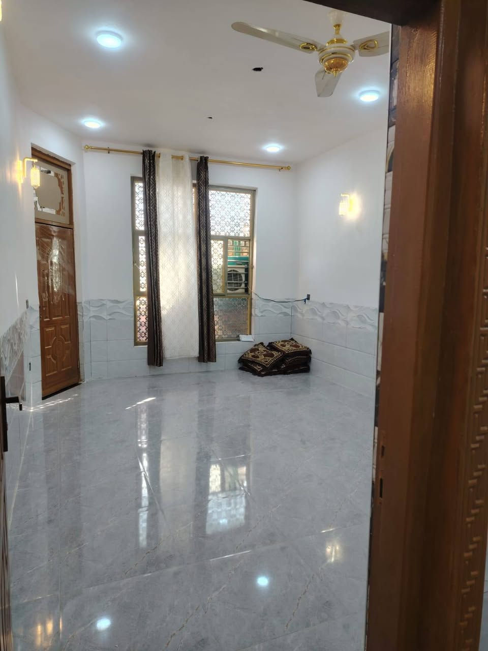 بيت للبيع مساحه 200 متر ع طريق السنيه السياحي داخل مجمع توحيد مقابيل المدارس ***********

