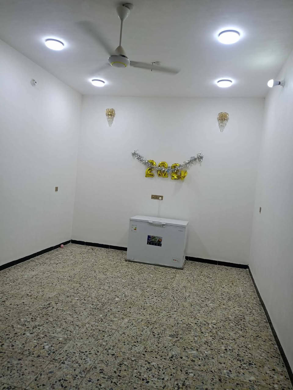 بيت للبيع المساحه 560متر ع طريق السنيه الدوانيه جهت الزوار كل الخدمات موجوده يبعد عن شارع العام 300 متر تبليط يم عمود 706 غرفه ٦في ٤وصاله ١٠في٤ومطبخ ٥في ٤برانيه ٧في ٤ومجمع صحيات الوجه 16 ونزال 35 للتواصل ***********
