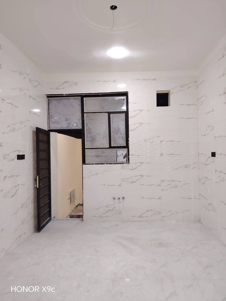 دار للبيع المساحه 200متر🏠
في البصره_شط_العرب_الجزيره 
اليوبه قرب م̷ـــِْن المدارس
يحتوى هاذي الدار علـّۓ 
3غرف منام، أسقبال مطبخ،صاله،
صحيات داخليه خارجيه مناور مع كراج 
جاهز للسكن تسليم مفتاح🔑
الخدمات كامله
نوع طابو صرف زراعي مالك عراقي بيع مباشر
السعر بس ب80مليون وبي مجال للشراء فقط 
للأسفسار 📞
***********📞
***********📞

