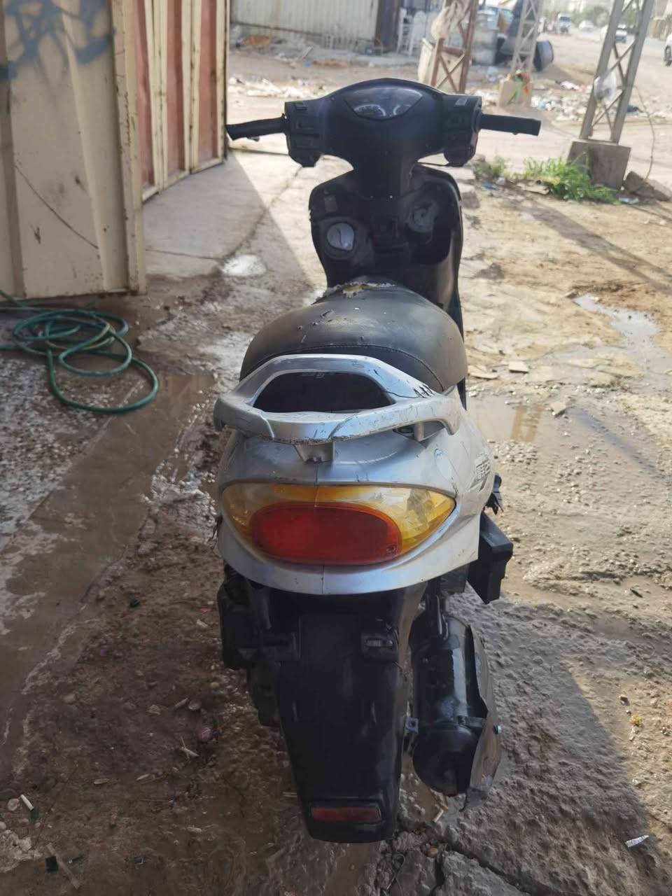 دراجه سيام ب100
ستوها كامت تطلع دخان ابيض 
السعر 100 الف قفل بدون عمله
تجي تشغلها نكره سلف
ابيعها على وضعها
المكان حي النداء 
*********** النجف, العراق
