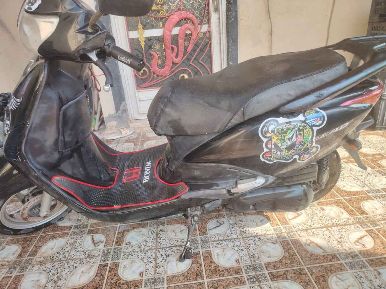 سلام عليكم
دراجه هوندا ليدي ياباني 
مجفته جديد شغاله فول نص نگره 
بيه مكانات صبغ شلعه ومعدل اتشك الكاع 
بيه ملاحضات بسيطه كلش
للاستفسار اكثر ***********
غير متواجد ع نت
