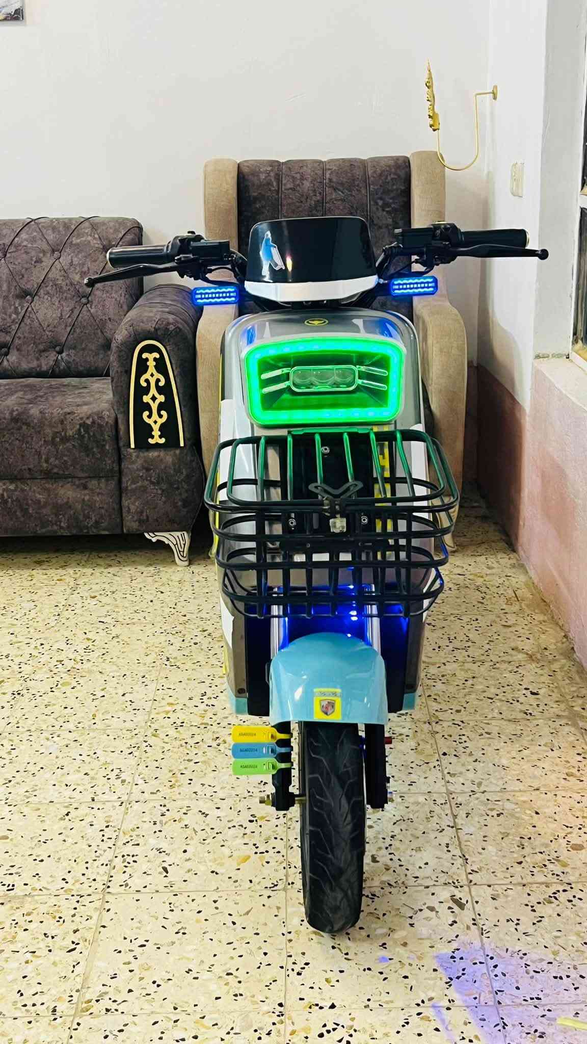 السلام عليكم 
للبيع دراجه نوع (R7) 
ملف 1500واط نحاس اصلي 
الدراجه فوال مواصفات نشرات لايت زنون علي ناصي 
بلاتوث منفذ شحن بصمه وكرت شاشه الدراجه شلعه ومعدل فول السعر  خاص  وبيها مجال شيء قليل  
المكان صلاح الدين (يثرب ) الرقم ***********
