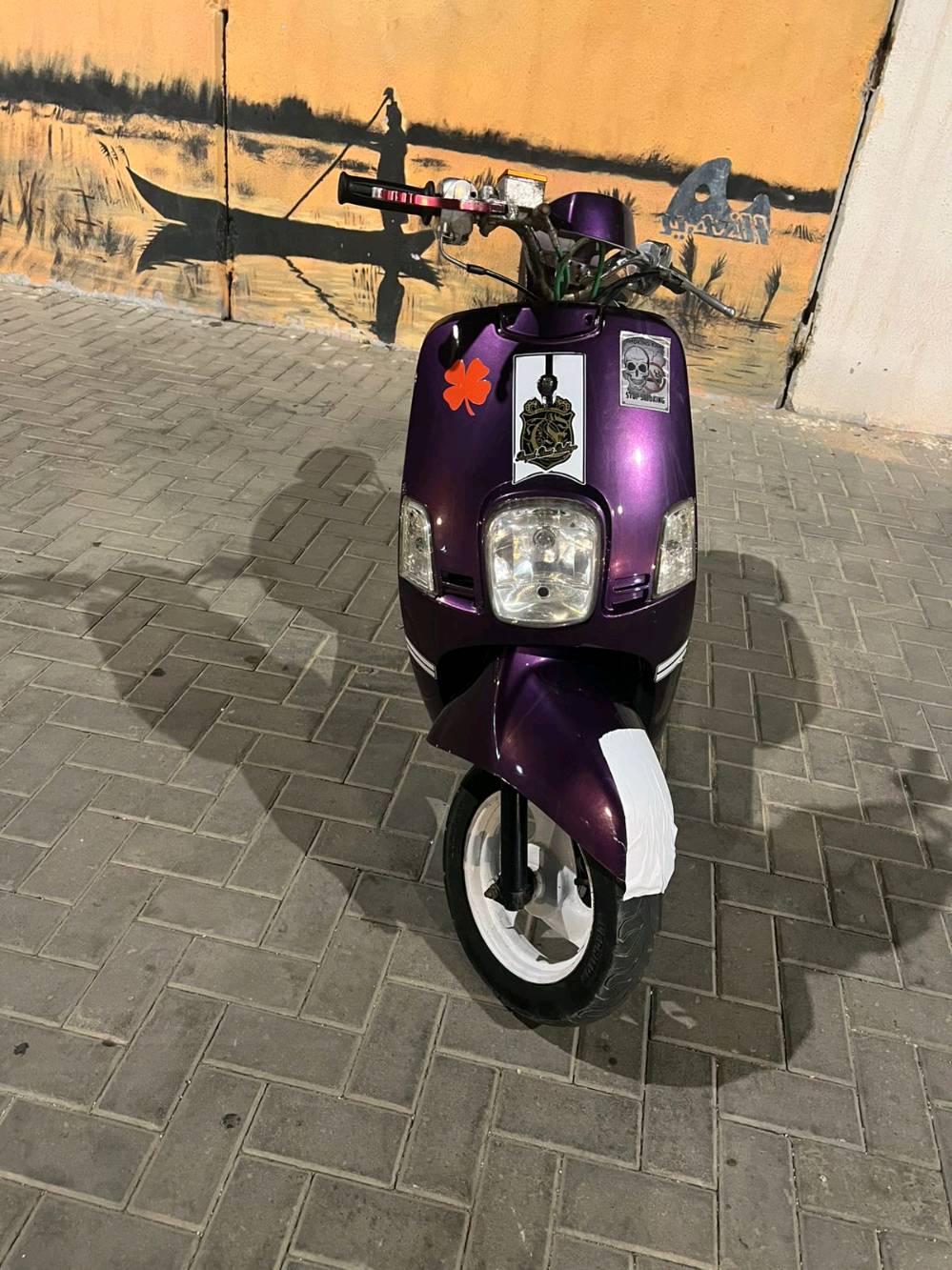 ياماها ماكس بوليس ياباني نوزل بلاد
مكينه حلوه مفتوحه مبدل زنجيل 
وهسه مستحقه ولفات لو بستم 
مكينه حلوه ناعمه سريعه و شلعه معدل 
داخل كريمي مرتبه دراجه بس هم يرداله ترتيب 
كفرات كامله ختم وأحد نقوصات دراجه 
عينه و قبق باتري وجامه بك لايت 
كهربائيات شغاله بس فاصلهن
سلف يشتغل بس  فلاوين يشكل
س 425 
مكاني البصرة المعقل 
/***********