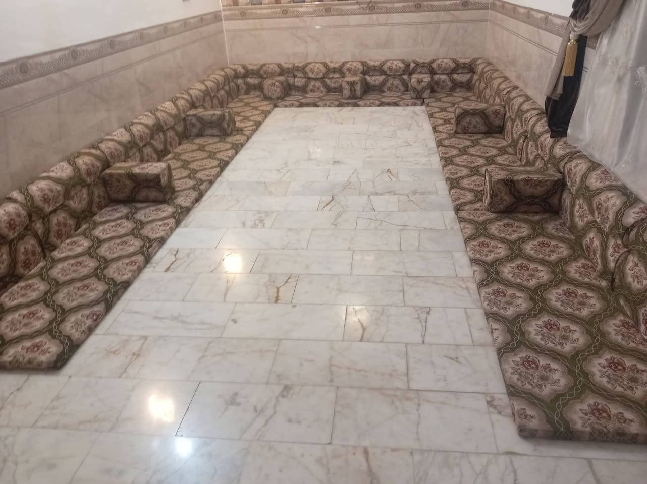 السلام عليكم
جلسة عربية مرتبة للبيع
بسعر 230 الف

طول سبعة امتار ،،عدد تكيات سبعة ،الفراشات سبعة
تكيات الضهر ع حايط عدد 12
للتواصل خاص ،،،،واتساب
***********
