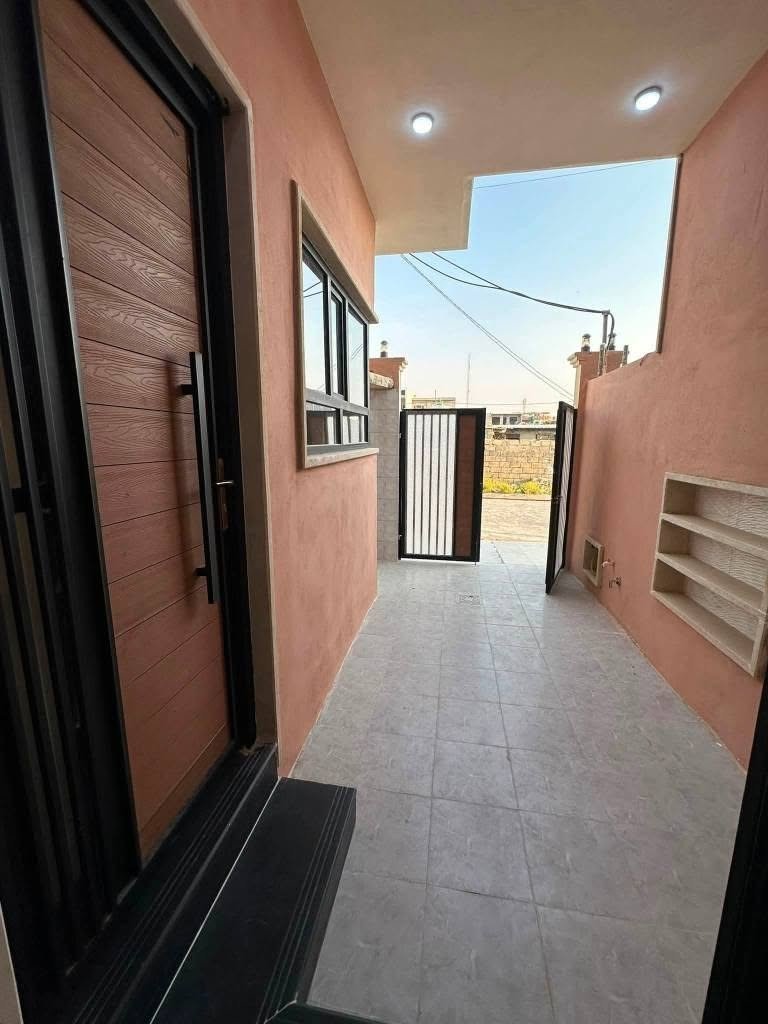 داران سكني للبيع 

في حي السماح السياسيين بمدينة الموصل 
مساحة كل دار 100 متر 5×20
طابق واحد 
بناء زيرو تسليم فوري 

يحتوي على غرفة النوم وهول وستقبال ومطبخ وصحيات 
اتجهة قبلة 

سند طابو ملك صرف 
***********
***********
مكتب واتار للعقار سايدين حي السماح الاركان مقابل مرطبات دبي وقرب صيدلية المشاعل 
نستقبل جميع العروض التجاري والسكني موصل, نينوى
