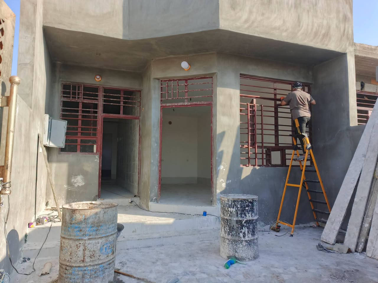 عملنا هذا اليوم صبغ شبابيك ابواب بيت اخ @مهدي علي شايف كل الخير ان شاءلله مستعدين كافت الاصباغ وديكورات داخليه وخارجيه ومن الله التوفيق ***********
