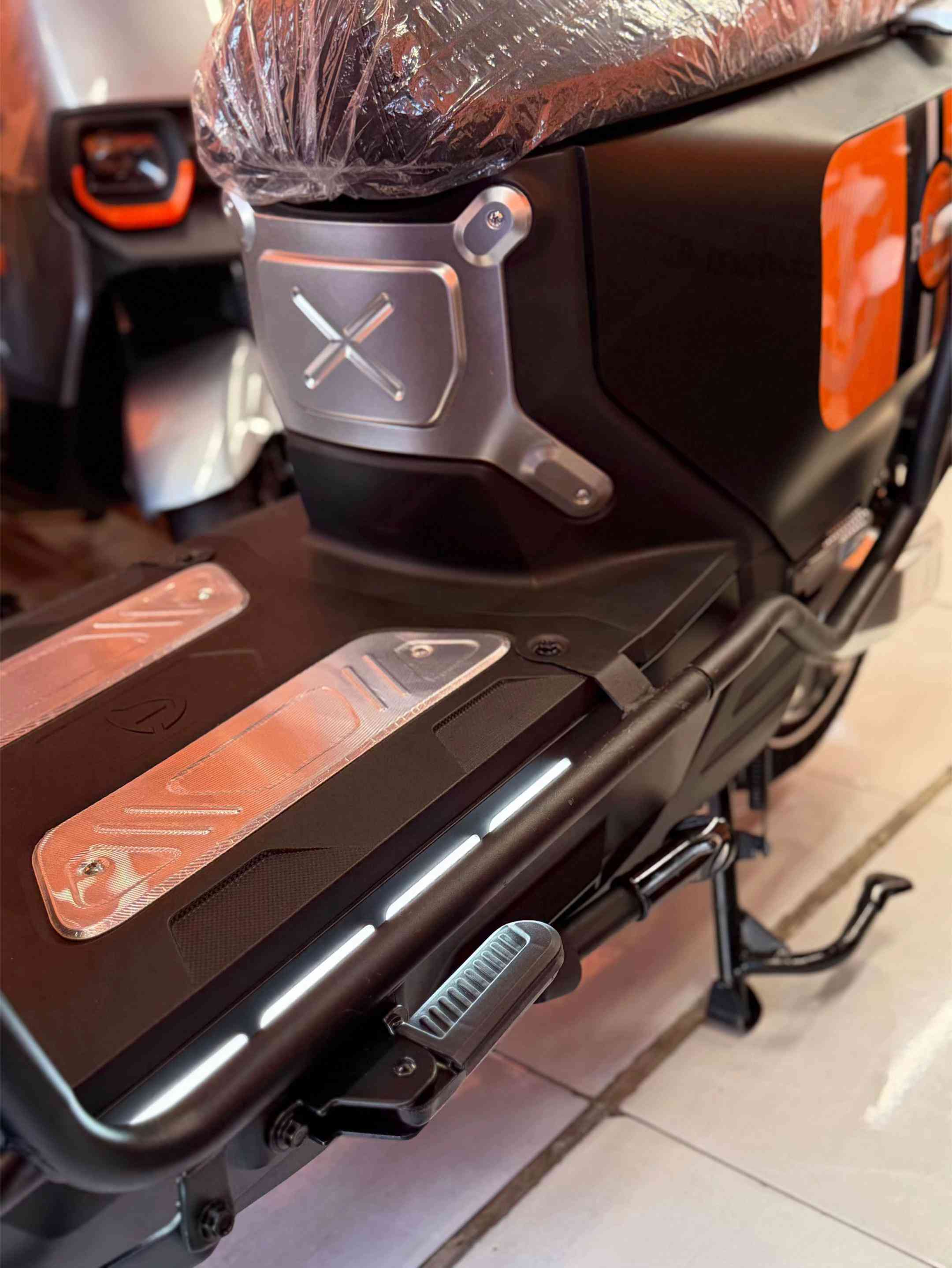 ⚡ المحرك: 2000 واط * 🔋 البطاريات: 6 بطاريات حجم كبير «مسطرة» * 🏎️ السرعة: تصل إلى 80 كم/س * 📍 المسافة: تصل إلى 80 كم * ↩️ رجوع للخلف: نعم * 🔒 مثبت سرعة: نعم * 🛑 البريكات: هيدروليك أمامي وخلفي * 🛡️ التصميم: مدرّع وقوي الكاظميه - شارع النواب ***********
