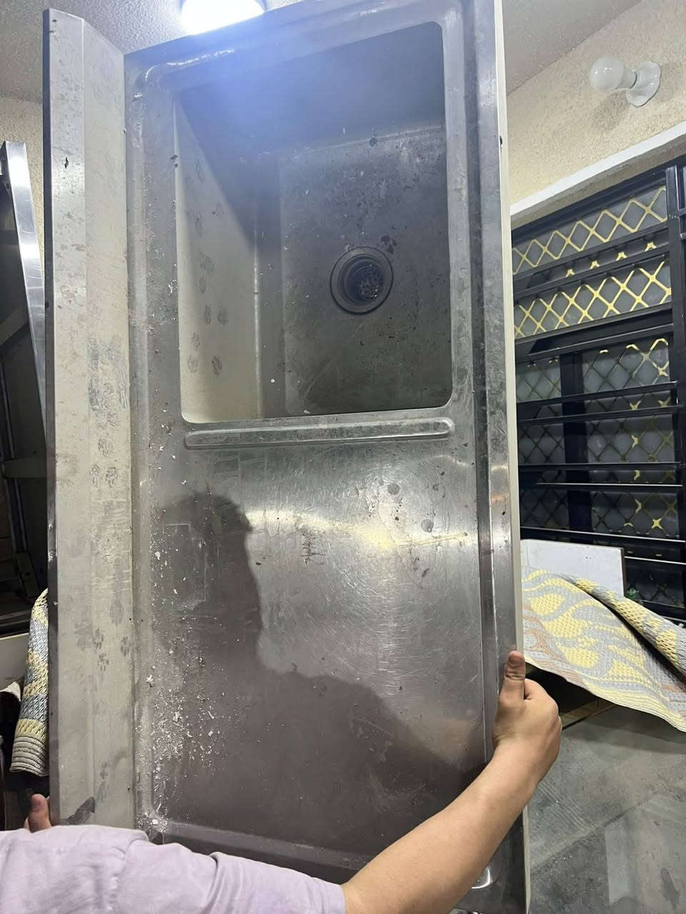 السلام عليكم غراض مطعم للبيع شلع او كل قطعه وحدها استخدام 4 شهور فرن بيتزا بيبي+ ميوزة سل ستيل عدد 2+ طباخ ايطالي 5 عيون + دكت عرض مترين وملحق 6 امتار+ عارضه مقبلات+ ميوزة طعام عدد 3 مع كراسي+ فرن كومبير جديد ما مستعمل+ مجمده + عارضتين + رفوف + ميز كاشير متروكات صار شهر وعليهن ترتب تستلمه نضيف اخو الجديد العنوان بغداد موجود توصيل للتواصل ***********

