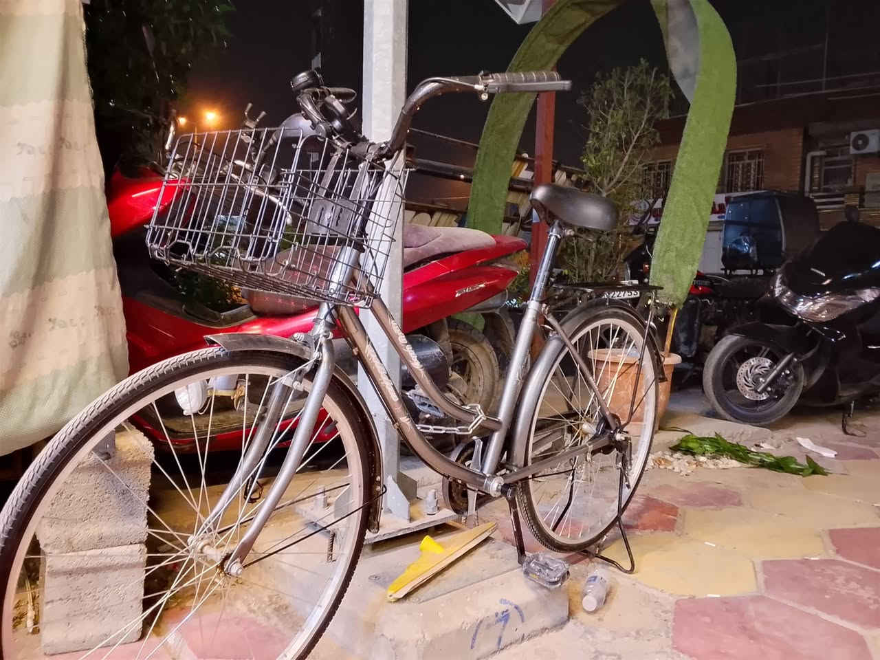 🚲 للبيع بايسكل إسلامي أصلي 🚲
إذا تدور على بايسكل نظيف ومحافظ عليه، فهذا خيار ممتاز.

🔹 النوع: إسلامي
🔹 اللون: رصاصي أنيق
🔹 الحالة: شخط واحد فقط، وما مفتوه بيه ولا برغي، كله أصلي ومحافظ عليه.
🔹 السعر: 100 ألف دينار فقط
📍 الموقع: الغزالية
🚫 لا يوجد توصيل، الاستلام يدًا بيد فقط.

البايسكل شكله مرتب وجذاب، ولونه الرصاصي يعطيه فخامة، وخفيف بالسواقة وثابت بالطريق، مناسب للمشاوير والطلعات اليومية.

📞 للتواصل: ***********

أكرر: لا يوجد توصيل.

