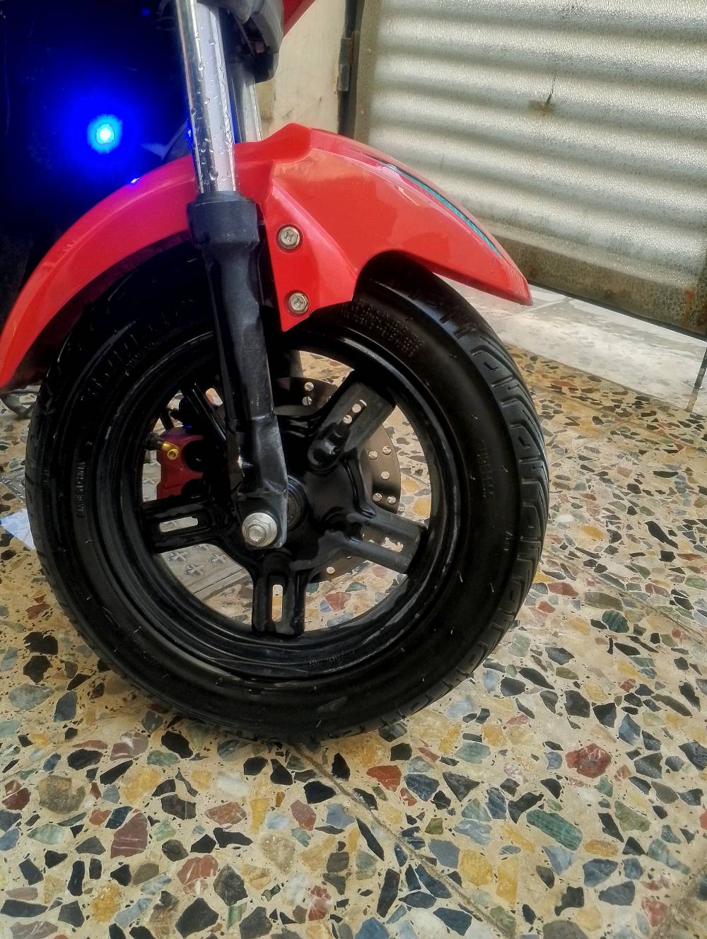 دراجه شحن R9 للبيع الدارجة نضيفه بيها ملف جديد وسكليتر جديد دبلات غاز خمس بطاريات ليثيوم 28 امبير سعر 300 الف وبيها مجال الدراجة واضحه بل الصور رقم واتساب  مرواس دراجه بانزين نضيفه***********
