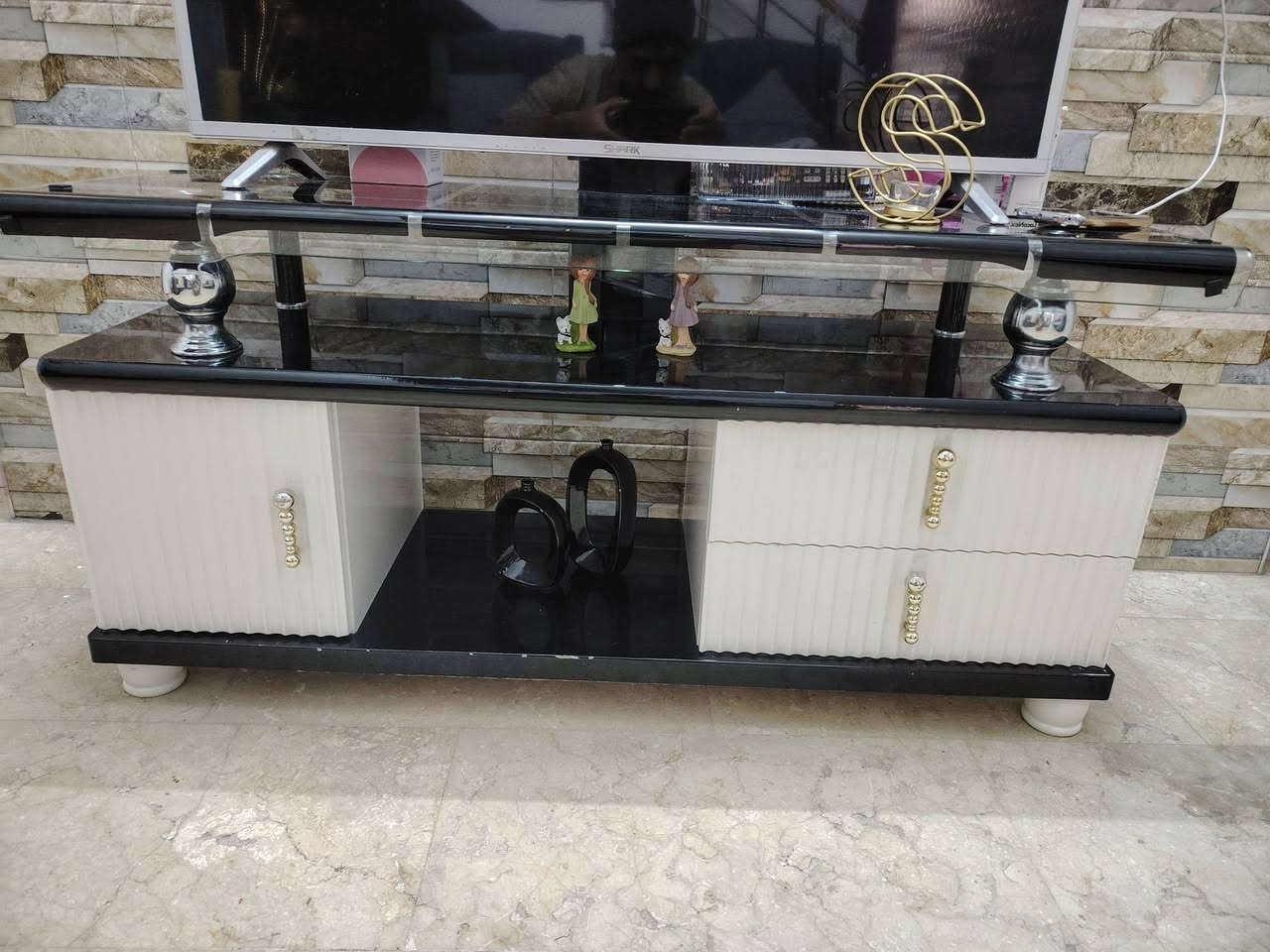 ميز ابلازمة نظيف جداً
العنوان بغداد البلديات
السعر ١٠٠
***********
