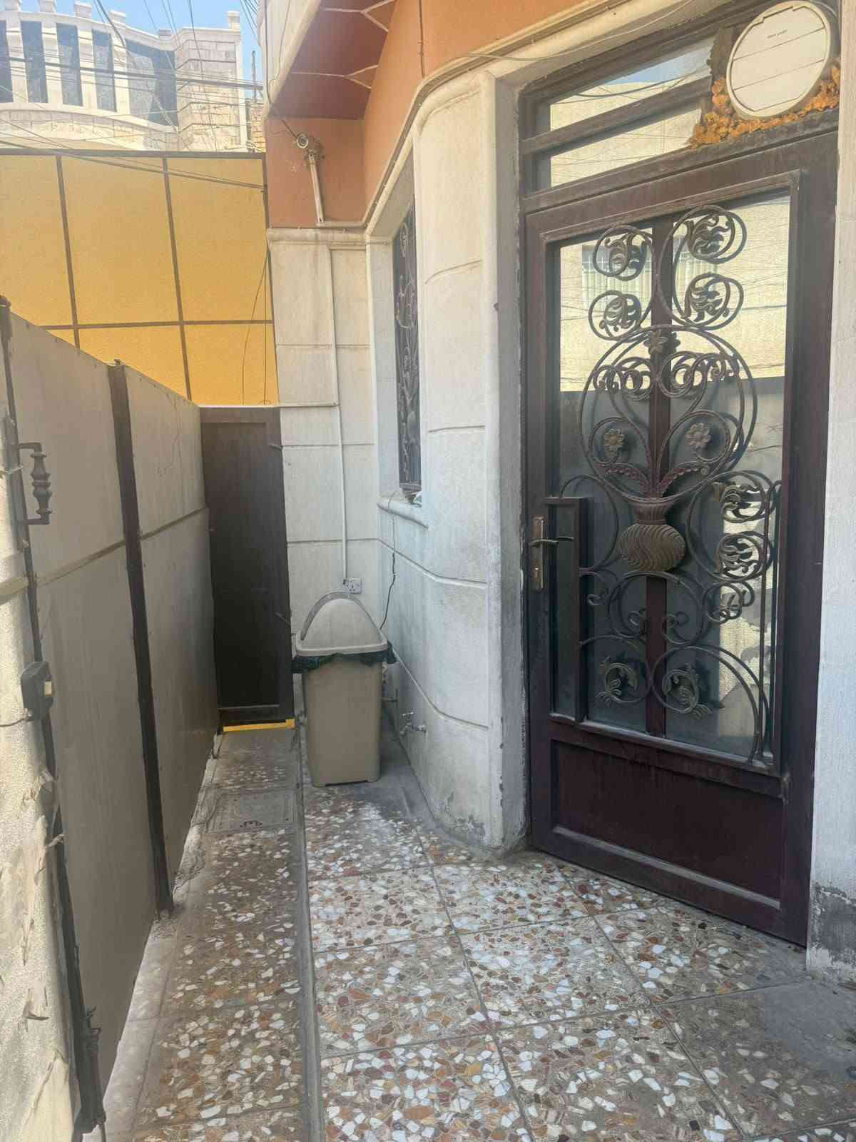 السلام عليكم يوجد بيت للبيع موقع /كفاءات السيديه مساحته 62 متر طابقين طابق الاول يحتوي على مطبخ وغرفتين وحمامات وطابق ثاني يحتوي على غرفتين وحمامات ومرر  وبناء حديث وبيت نظيف جداا ومرتب لاستفسار لاتصال على رقم ***********
