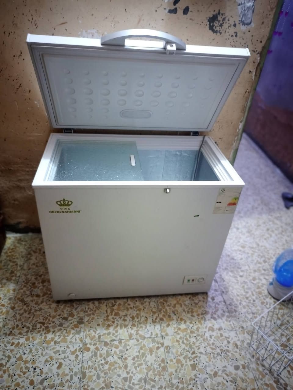 يالله 
السلام عليكم ورحمة الله وبركاته 
مجمده حجم وسط شغاله بيها فقط تنقيص غاز 
سعرها 100 
براد شغال ونضيف سعره 50 
متواجد خاص او اتصل ***********
