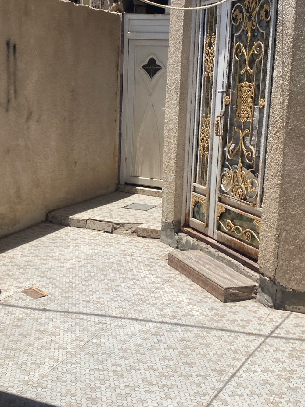 بيت 150 م واجهه 10 نزال 15 عرفتين صاله مطبخ ديوانيه صحيات داخلي حارجي كراج كبير استفسار ***********
