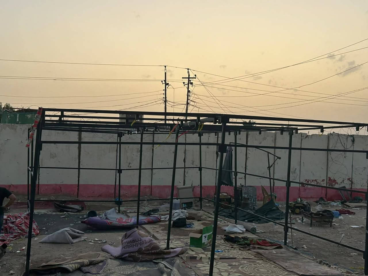 خيمه للبيع 
نزال9
ارتفاع 3 أو اكثر
واجيه 6
جديده استعمال خمس ايام 
عنوان بغداد مدينه الصدر 
رقم الهاتف ***********
واتساب 
مستعجل ع بيع
