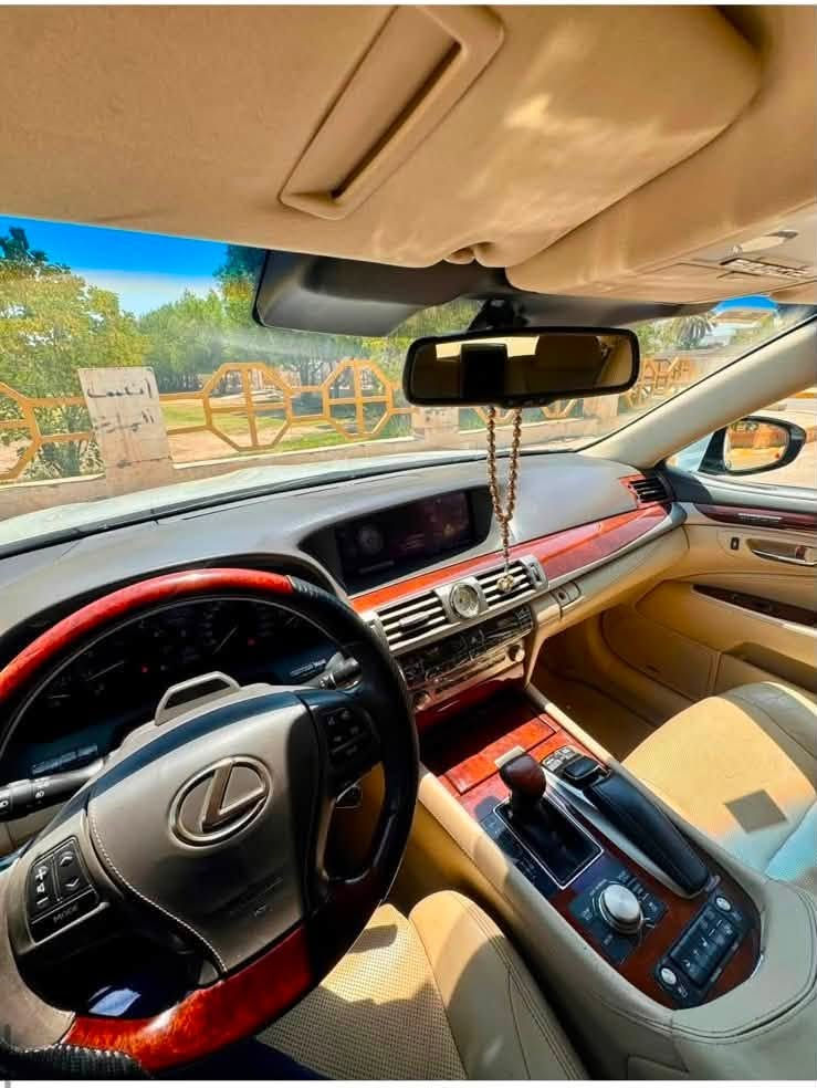 سلام عليكم 
لكزز 2014سيارة خليجي بيها طختين بصيطات بالجامرلغ الامامي صفحة السكن السيارة 
فول فول فول مواصفات
اعلا مواصفات بالكزز 
عارضها 285
الاستفسار اتصال على رقم
***********
