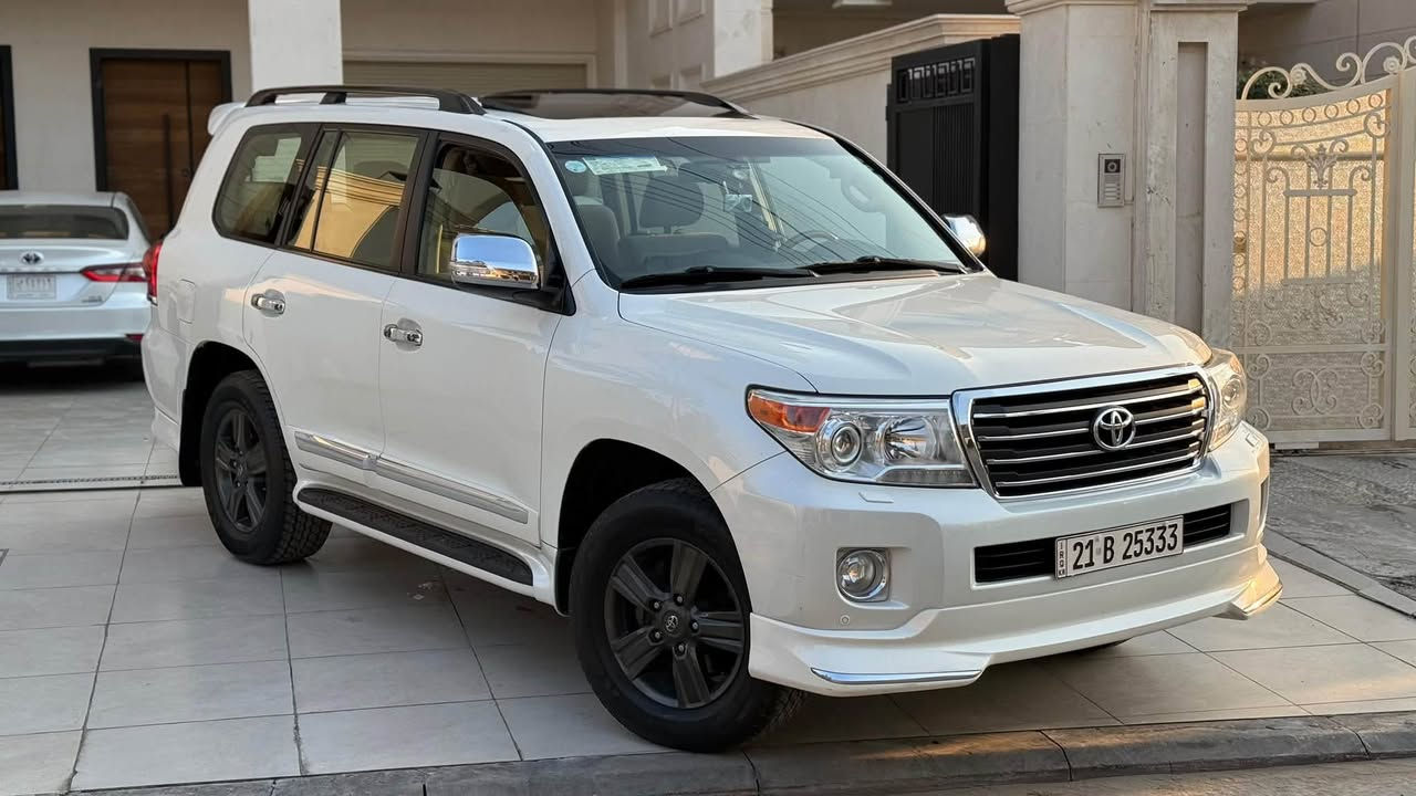2015 Toyota Landcruiser
سلام عليكم

لاندكروز 2015 جيهان اول مالك 
GXR v6
مكينة 6 سلندر
رقم سليمانية باسمي
ماشية 137 الف حقيقي

سبير وعدة مال شركة 
على ايد وحدة من هيه زيرو 
مكينة كير حداديه تخم تاير باتري كهربائيات كلهن جدد 
كفاله من الصبغ والتبديل 

بيها بارد جوه قبغ البانزين

المواصفات:-
سلايد فتحة
ثلاجة 
كشنات كهربائي ثلاث دكم
شاشة + كامرة + حساس امامي خلفي  
تحكمات ستيرن 
مري شفط
8 ايرباك 

نظام فور ويل 
تشغيل عن بعد 
تشغيل بصمة وابواب وجنطة
وباقي من المواصفات معروفة

السعر 378 بيها مجال 
مكانه السيديه 
رقمي ***********
