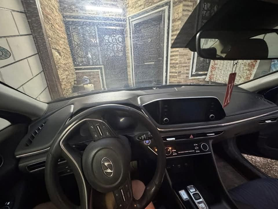 سوناتا 2020 محرك 2500 gdi mpi
مواصفات السياره 

شاشه دجتل 
اربع انضمه قياده
تشغيل عن بعد
مري شفط
تدفئه كشنات 
رادارات نضام توقف 
٣ كامرات 
وبعد بيها
حادثها جاملغ خلفي معدل ومصبوغ والامامي هم مصبوغ فقط 
رايدها ب ١٢٨$ وبيها مجال
***********
