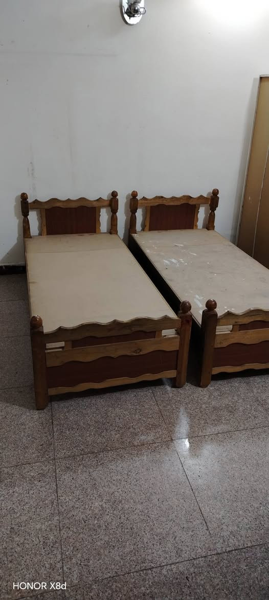 السلام عليكم غرفة نوم للبيع صاج داخل خارج شغل درجة اولى ٦ باب ملحق كامله يحتاجله فقط صبغ  وجربايه ام النفر عدد ٢ العنوان بغداد الكرخ ***********

