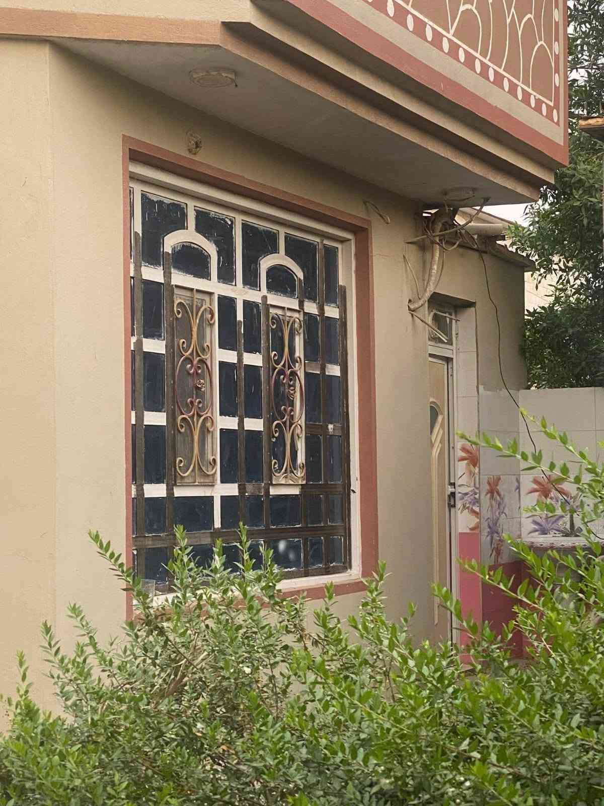 السلام عليكم  
بيت للبيع المساحه 300 واجهيه البيت 14 ونزال٢٣ونص يحتوي على غرف عدد2 كبار  وصاله ومطبخ حار ومطبخ بارد وترك داير البيت وحمام عدد٣ وكراج وحديقه ومحل ومخزن 
 قريب ع شارع 5 كيلو  كافه الخدمات موجوده للاستفسار اتصال (***********) 
واتساب (***********)
