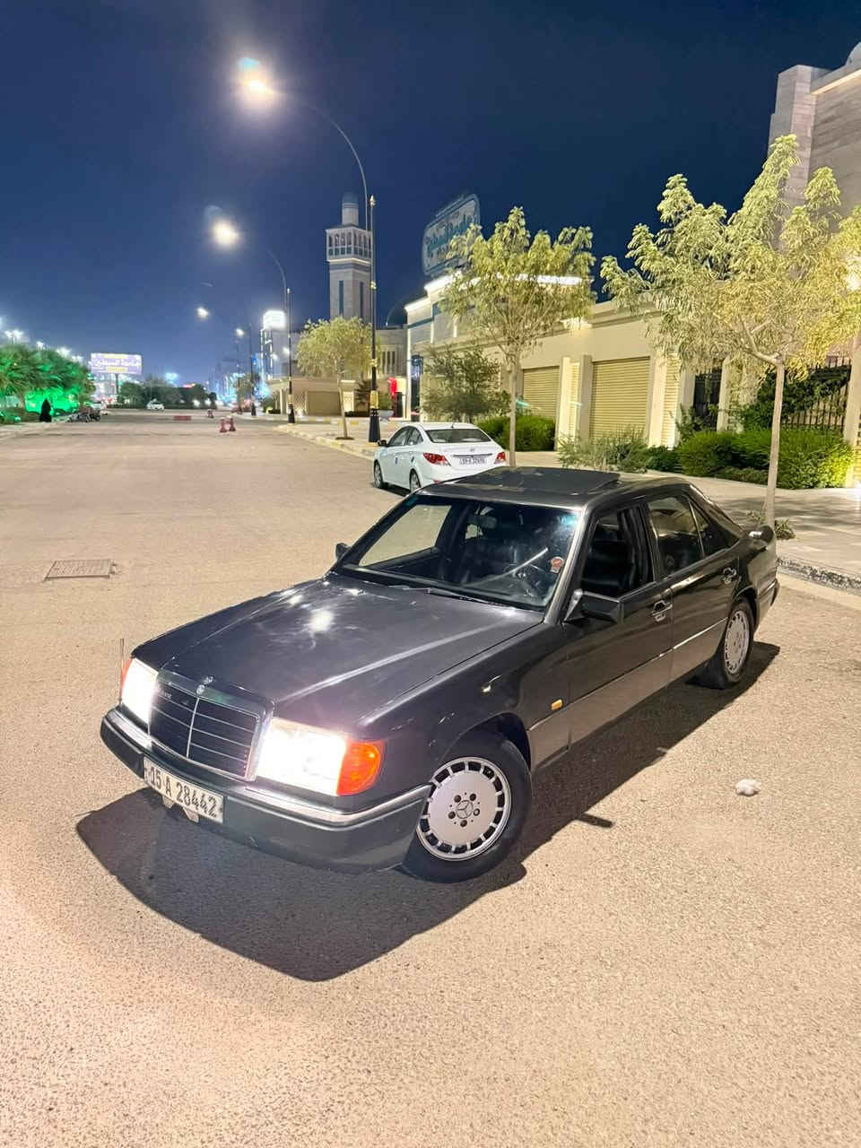 مارسدس دُب1991 للبيع
السلام عليكم اخوتي 
مارسدس دُب 1991 السياره وارد خليجي دخول 2009 
السياره فول مواصفات :
كشنات جلد فول كهرباء لون اسود
السياره تدفئه تبريد شغال منضومه كامله جديده  
فتحه طكتين 
4 جام كهرباء 
الامامي تحكم كهرباء
،الخلفي تحكم كهرباء
.تفاصيل السياره :
السياره هيه تسولف واحلاا بهواي من الصور
السياره مصبوغه عام للجماليه  
السياره مكينتها بلاديه 30000 عنكبوت قبق اسود 
جديد مال كصه السياره مانقصها شي ترايك وين متريد 
منضومه بانزين جديده من التانكي للعنكبوت  
سنويه لـ 2030 بأسمي هزه جديده 
رقم انكليزي جديد السياره رقمها انبار ومكان السياره كَربلاء 

سعر السياره  75 وبيها مجال للطيبين 

للاستفسار : 
*********** 
***********
