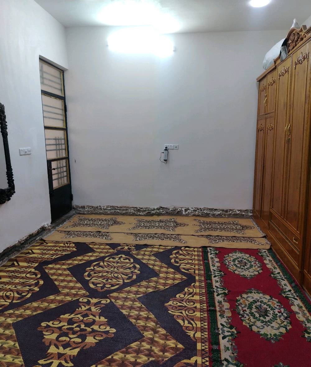 *🏠 للبيع دار سكني - 
*الموقع:* بغداد - منطقة الحميدية، شارع ابو زمن  
*المساحة:* 108 متر  
*الواجهة:* 6 متر  
*النزال:* 18 متر  

*تفاصيل الدار:*
- غرفة كبيرة + منور
- صالة واسعة
- مطبخ سراميك 
- استقبال
- صحيات سراميك
- الدار يحتاج فقط ارضية كاشي

*الخدمات:* 
ماء + كهرباء + تبليط - كله موجود

*السعر:* 43 مليون دينار  
*قابل للتفاوض وبـه مجال للشراي*

*للاستفسار والاتصال:* ***********