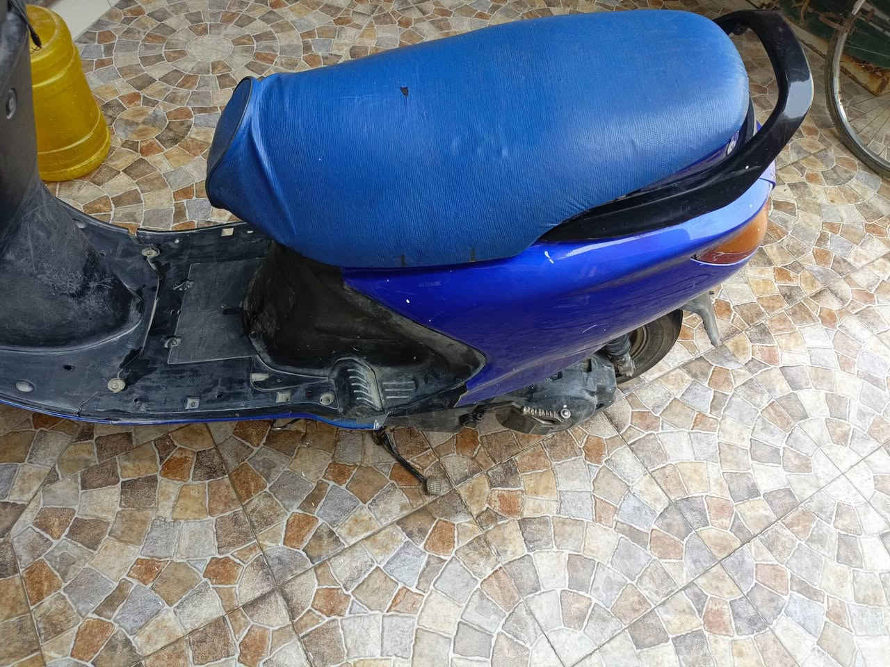سلام عليكم دراجه فراشه.  تشتغل. بس بيها تبخير. دراجه كفرات كامله ومابيعا اي نقص   شوته وفلتر جديد وكابريته جديده كذالك *********** حله شارع 80  مال كربله. يم محطه  180
