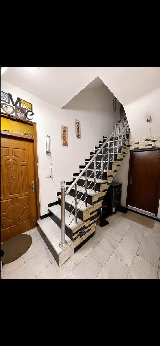 بيت  للبيع مساحته 125 متر واجهه 5 ونص ونزال 23  يحتوي ع 4 غرف نوم  هذه الأطابق الأرضي  استقبال ومطبخ  وحمام غرفة سويت  والطابق الثاني هم غرفة سويت وثنين عادي وحمام 
شعب حي تجار  مقابيل كلية الامام الكاظم سعر 310 وبي مجال 
للاستفسار الاتصال 

‭***********‬

‭***********‬
