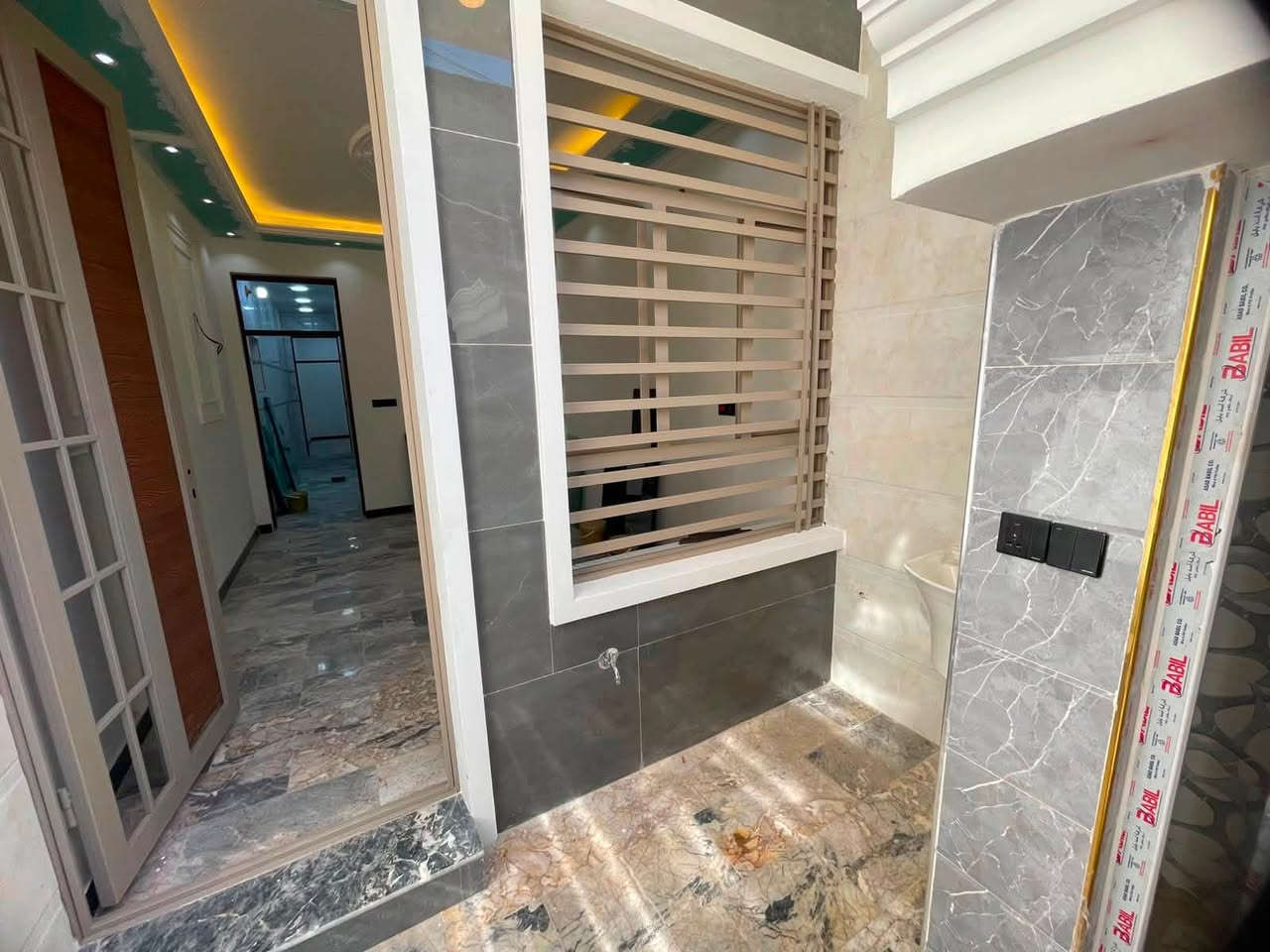 الدار للبيع 🏠مكتب تبارك للعقار 🏠
المساحة 64 م تون ❤️السعر ب174  مليون وبي مجال بسيط 
العنوان الشعب شارع الاسواق المركزية مقابيل كلية الامام الكاظم عليه السلام ❤️ موقع جيد 👌
يحتوي الطابق الارضي على كراج صغير  وخدمات خارجية واستقبال ومطبخ حار وبارد ومنور وخدمات وغرفة نوم 
ويحتوي الطابق الثاني على غرفتين نوم وخدمات وبيتونة وسطحين
للاستفسار اكثر يرجى الاتصال على الرقم التالي (متواجد هذا الرقم على الواتس اب والفايبر والماسنجر *********** )
او الاتصال على الرقم الاخر 
***********
او زيارة مكتب تبارك للعقار والمقاولات الكائن في شارع الاسواق المركزية قرب مطعم ميامي
