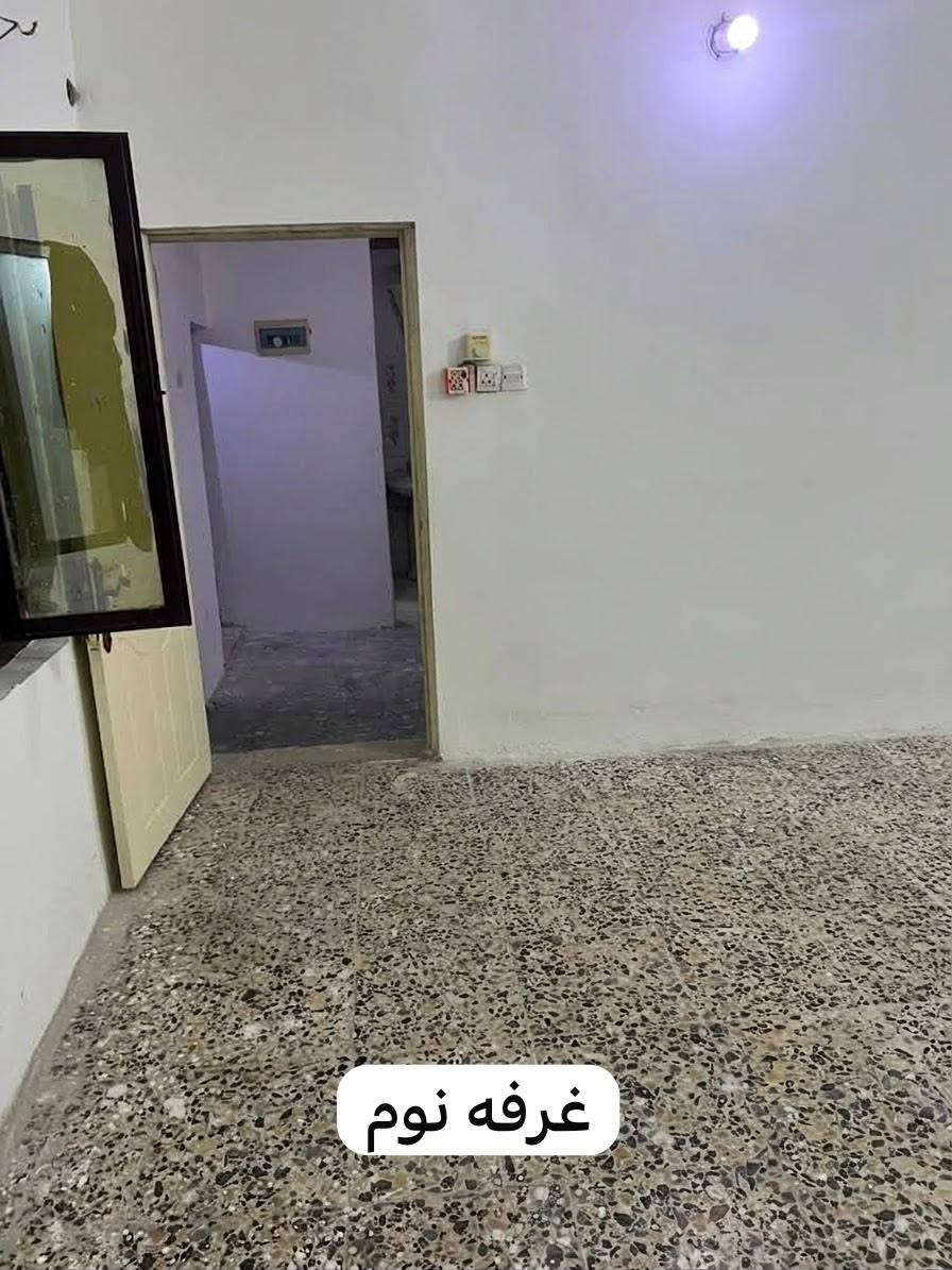 بيت للبيع في بغداد - جسر ديالى (طابو 25)
المساحة: 120 متر واجهة 9 نزال 13ونص
 البناء: طابق واحد
 الملكية: سند طابو (25)
 الموقع: بغداد - جسر ديالى - شارع مستشفى ابن الخطيب (شارع محمد مسير)
 الخدمات: المنطقة مخدومة بالكامل (ماء، كهرباء، مجاري، وتبليط)
 التفاصيل والتقسيم:
 استقبال
 صالة واسعة
 مطبخ
 غرفة نوم
 حمام وتواليت
 منور
 الحالة: جاهز للسكن ونظيف جداً.
📍 السعر: 41 مليون دينار (وبيه مجال للشراي الجاد)
📞 للتواصل والاستفسار: *********** (متواجد واتساب)
