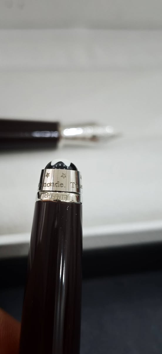 Mont blanc pen 14k
قلم مونت بلانك حبر 
ريشة 14 قيراط ذهب 
ملحقات كامل 
سعر 295$
***********
يوجد خدمة التوصيل
